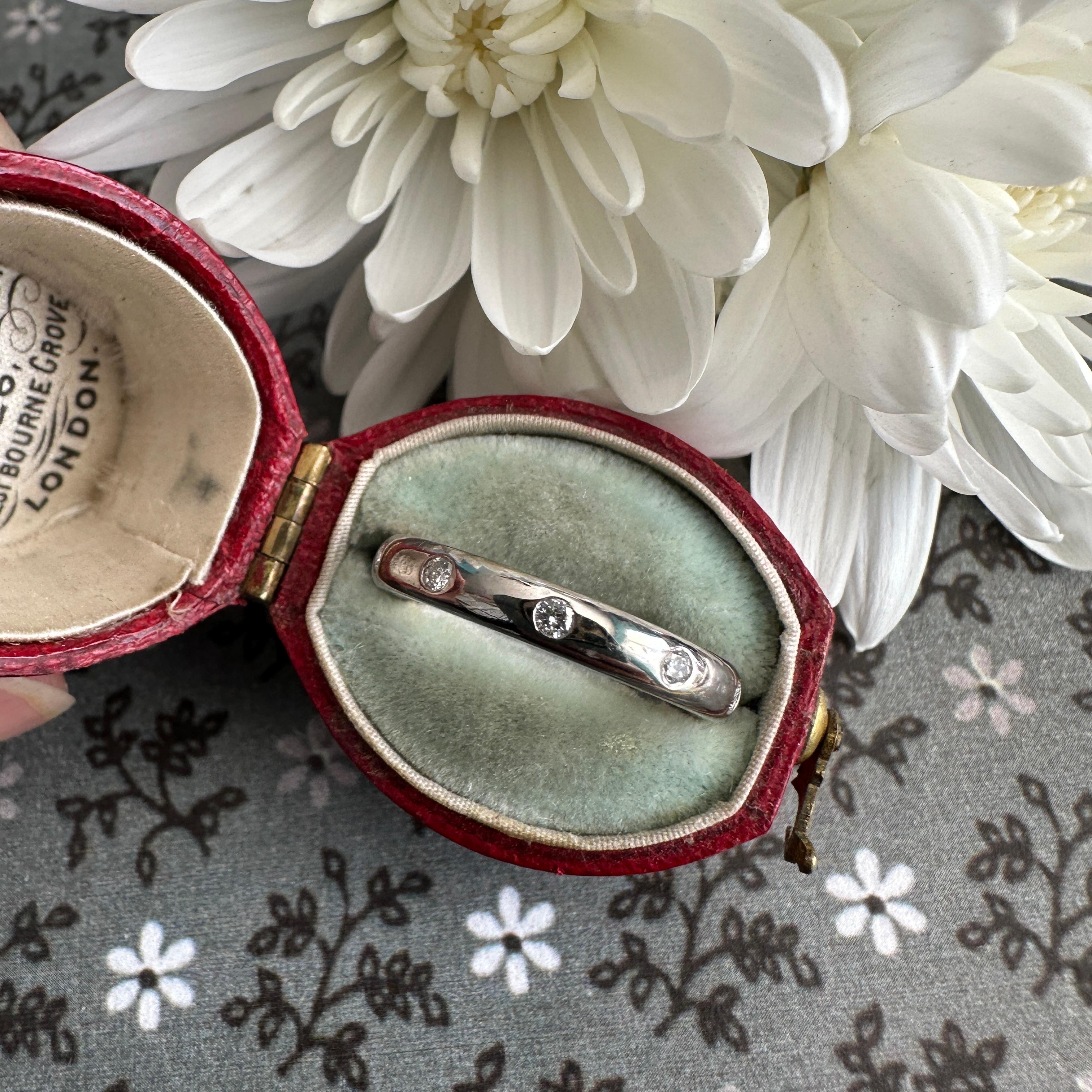 Bague d'éternité vintage en or blanc 14 carats avec diamants en vente 7