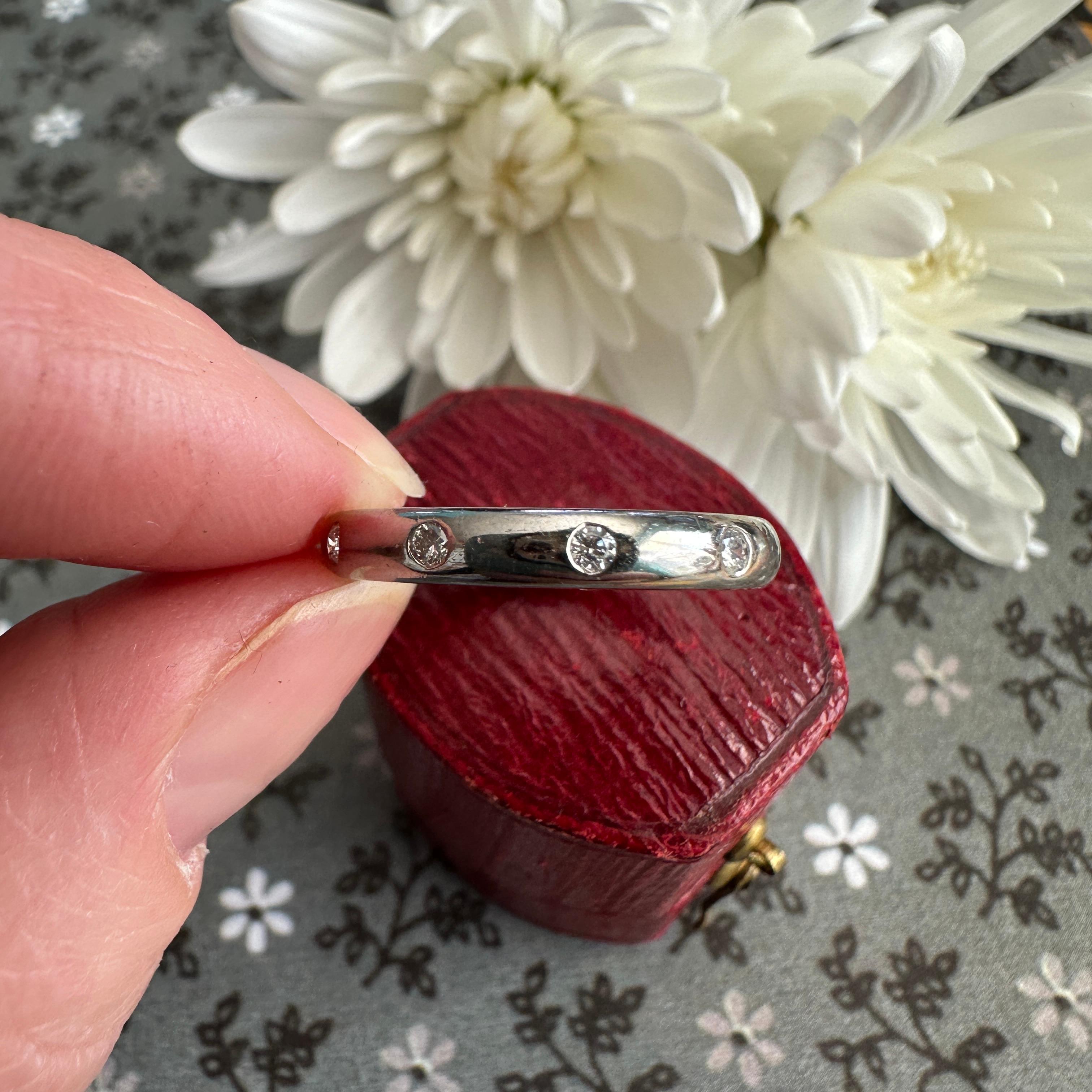 Bague d'éternité vintage en or blanc 14 carats avec diamants en vente 8