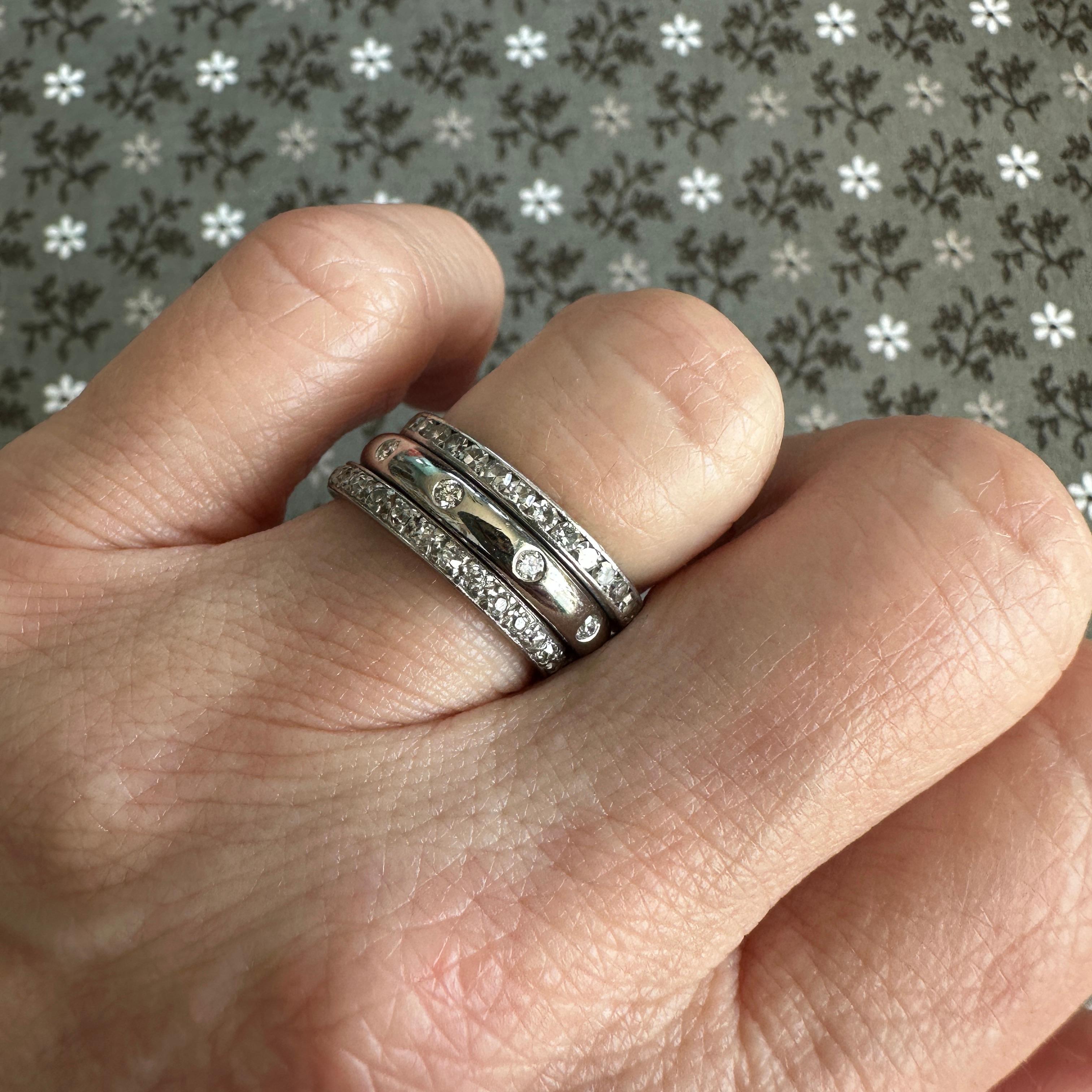 Bague d'éternité vintage en or blanc 14 carats avec diamants en vente 10