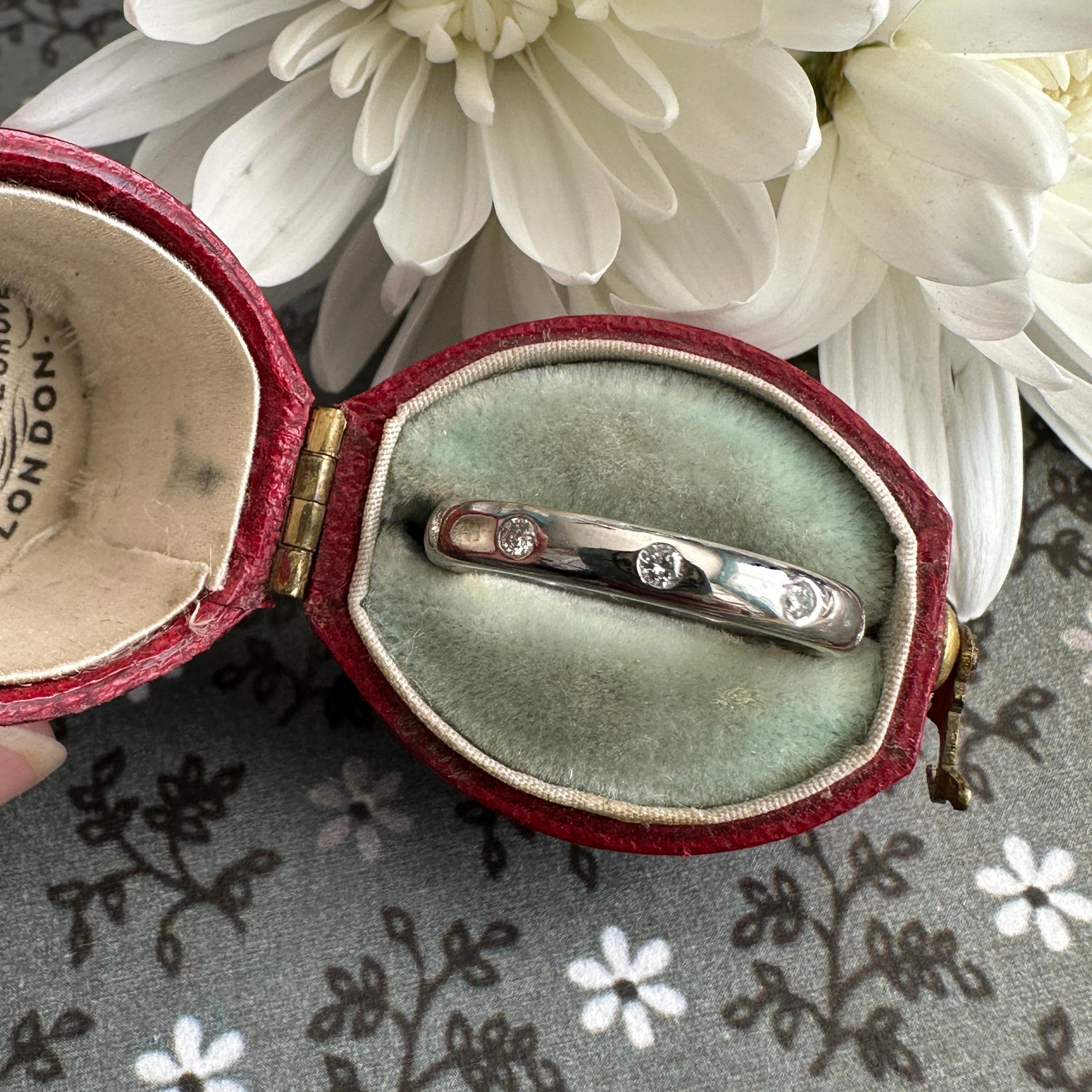 Détails : 
Un classique intemporel, un bracelet d'éternité en diamant vintage serti en or blanc 14K. Dix diamants ronds sont disposés de manière égale sur le pourtour du bracelet. Il s'agit d'un style vintage moderne et intemporel ! Les dix diamants