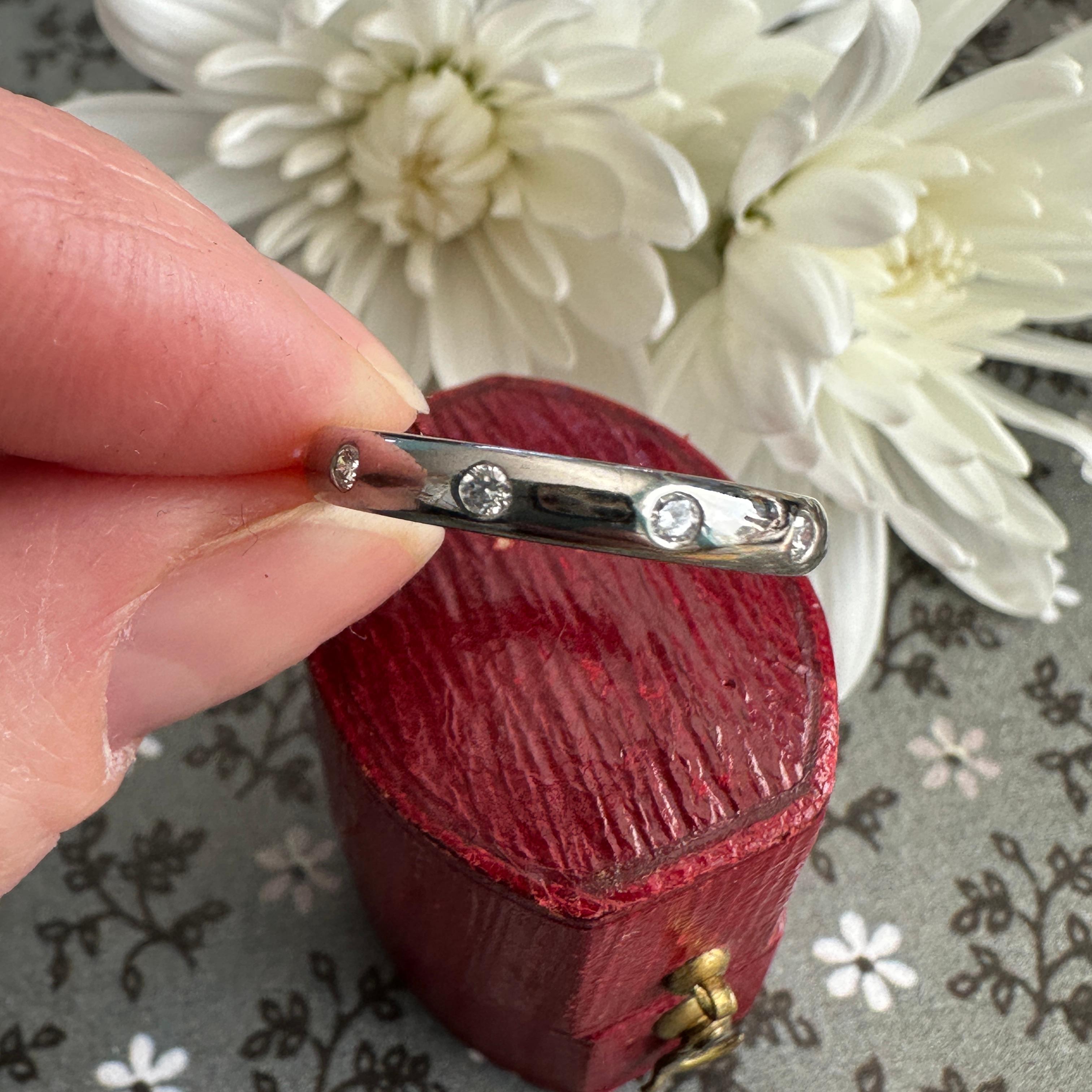 Moderne Bague d'éternité vintage en or blanc 14 carats avec diamants en vente