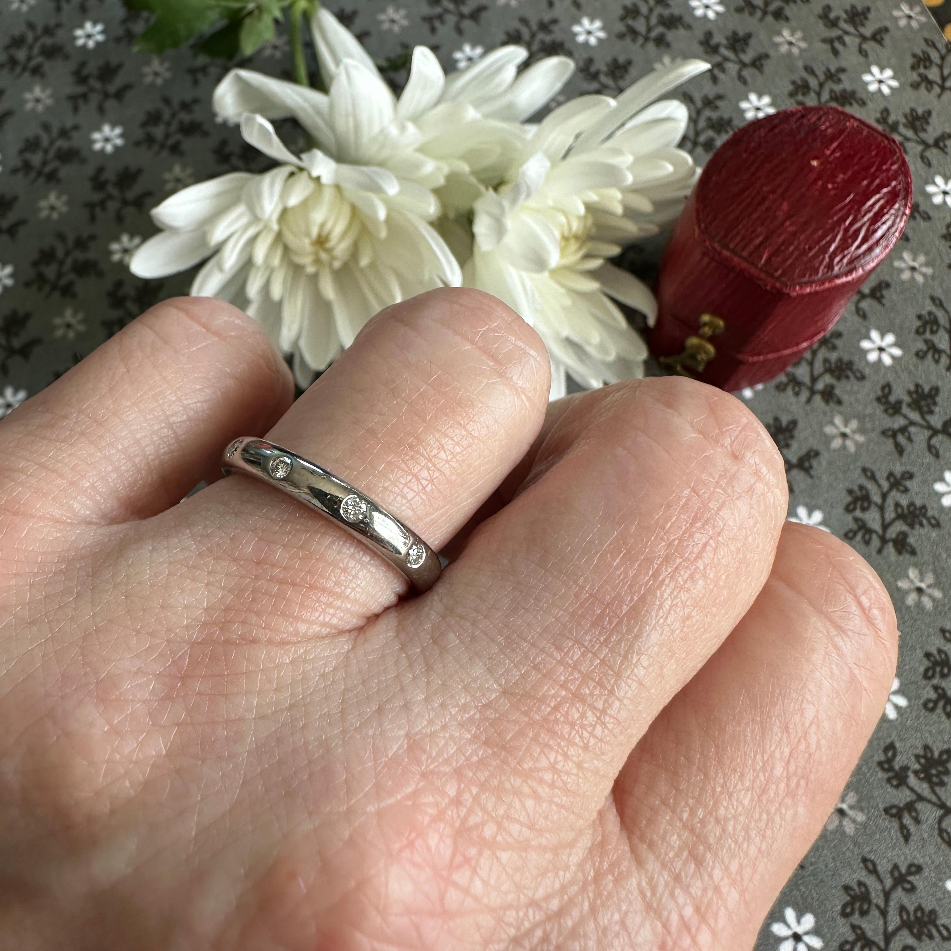 Taille ronde Bague d'éternité vintage en or blanc 14 carats avec diamants en vente