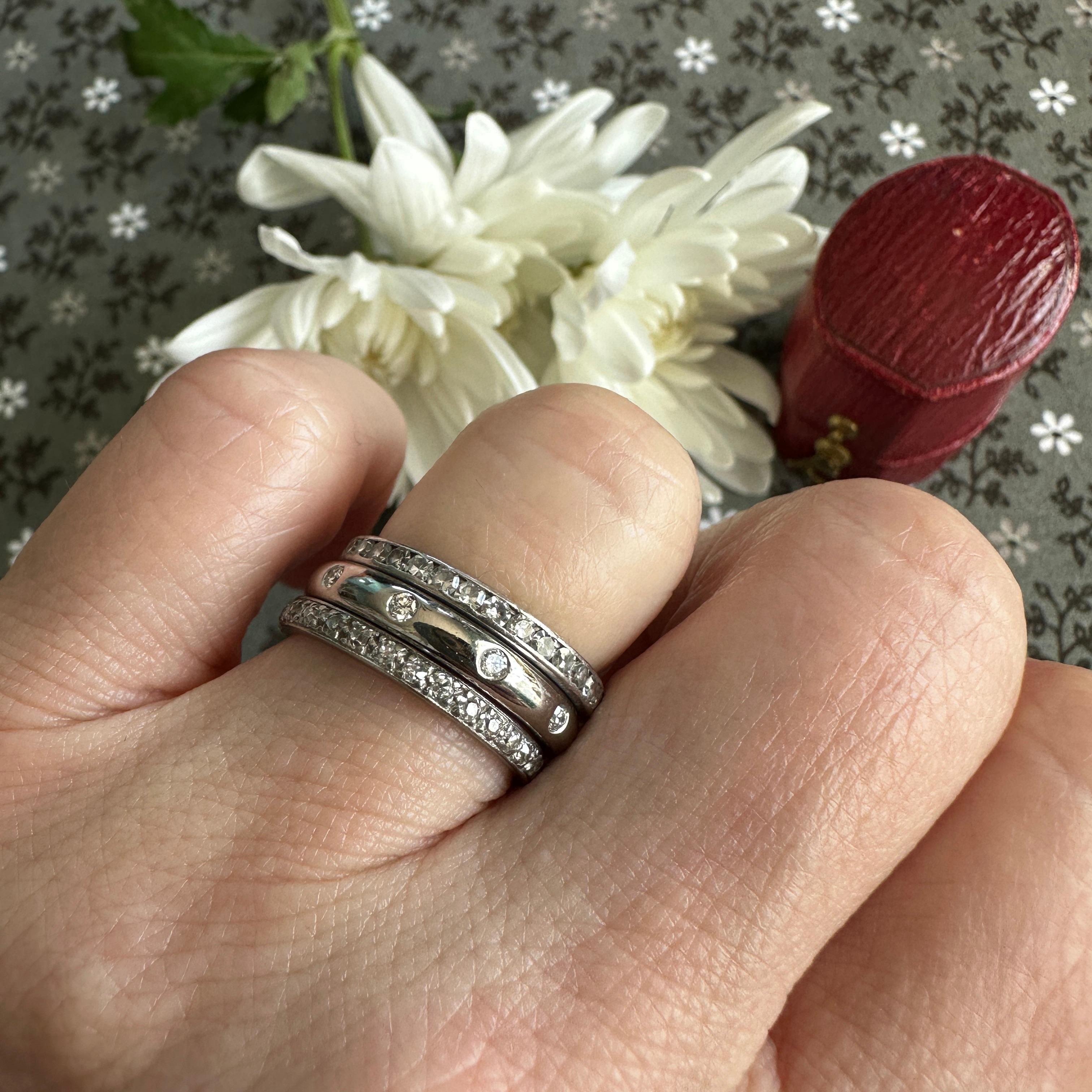 Bague d'éternité vintage en or blanc 14 carats avec diamants Bon état - En vente à Scotts Valley, CA