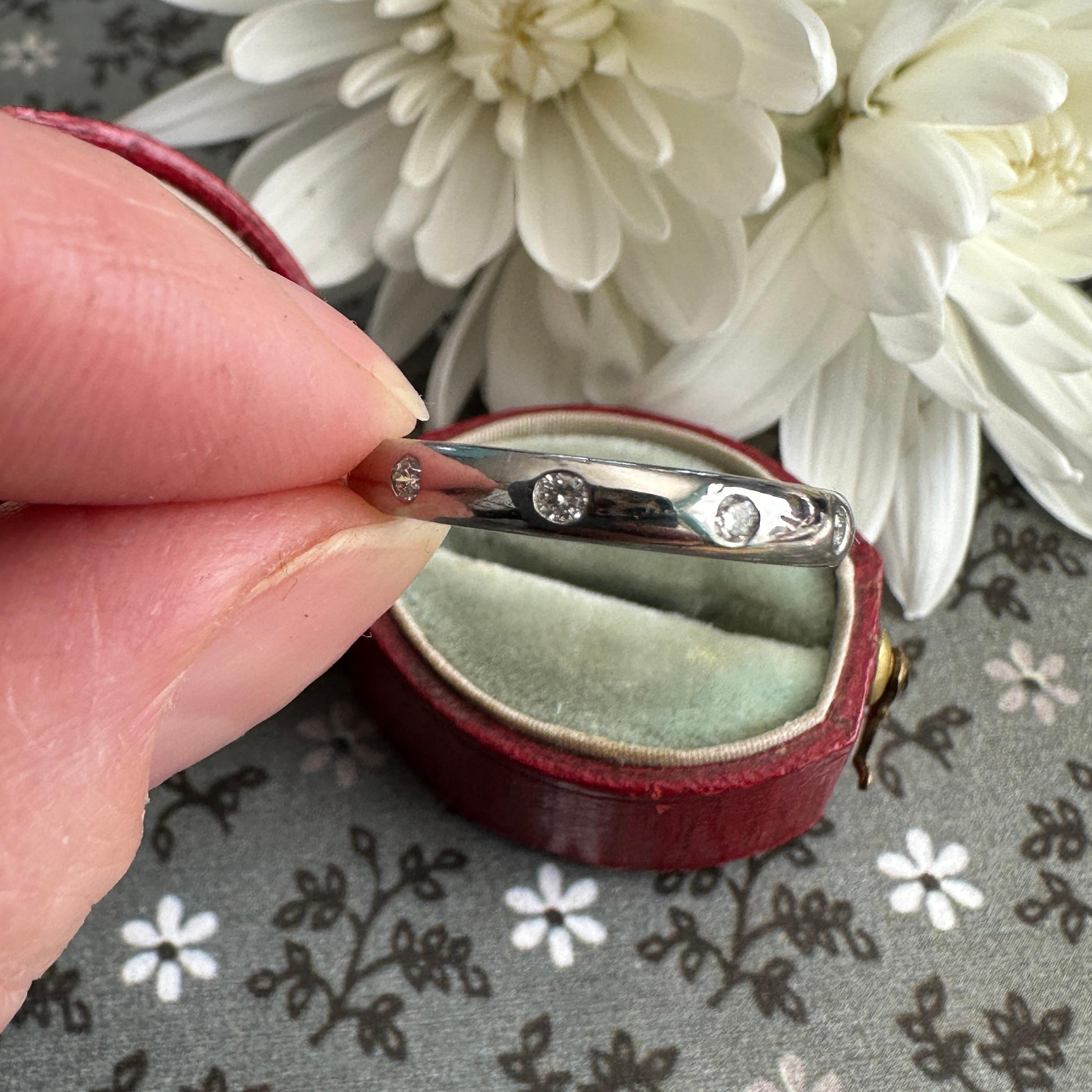 Bague d'éternité vintage en or blanc 14 carats avec diamants en vente 1