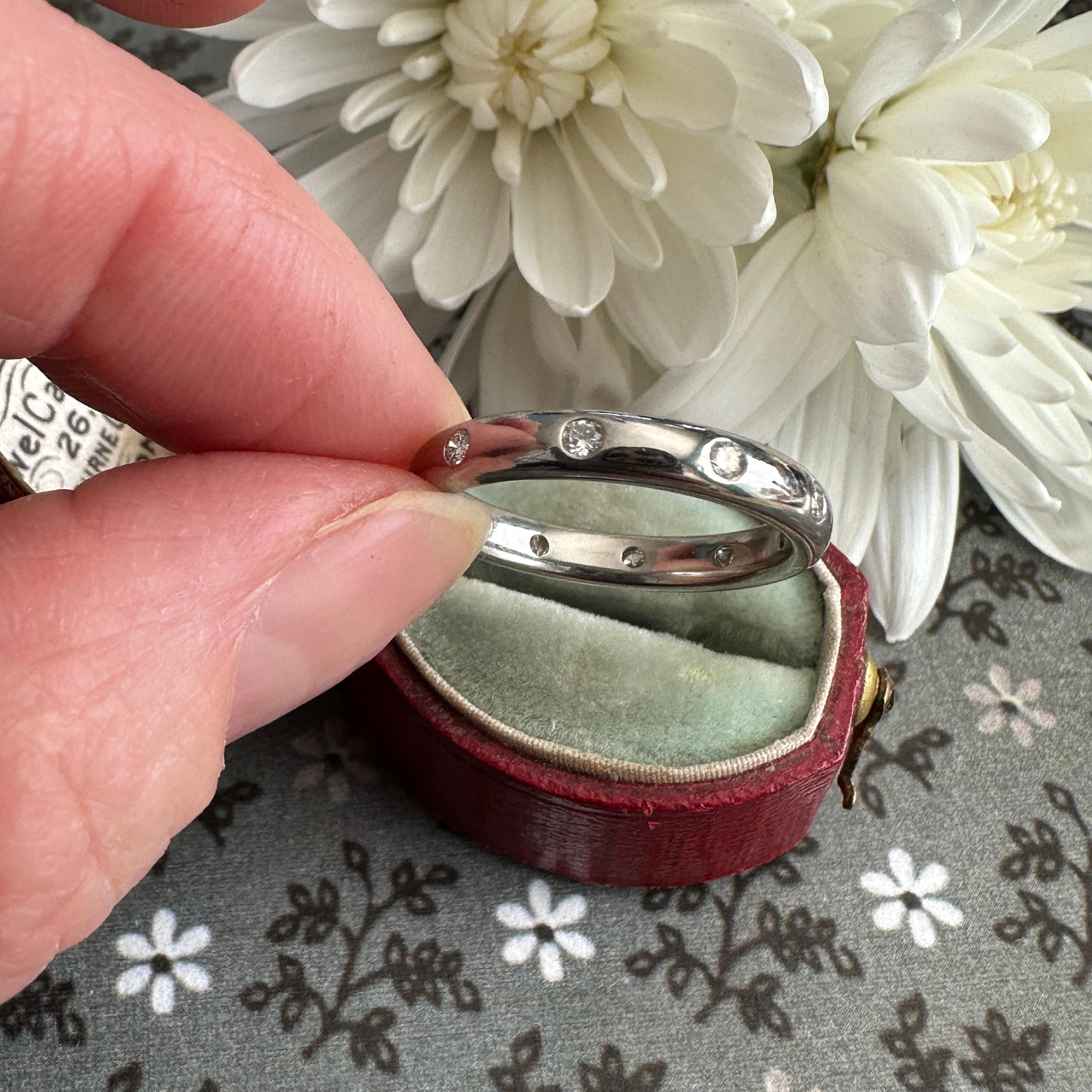 Bague d'éternité vintage en or blanc 14 carats avec diamants en vente 2