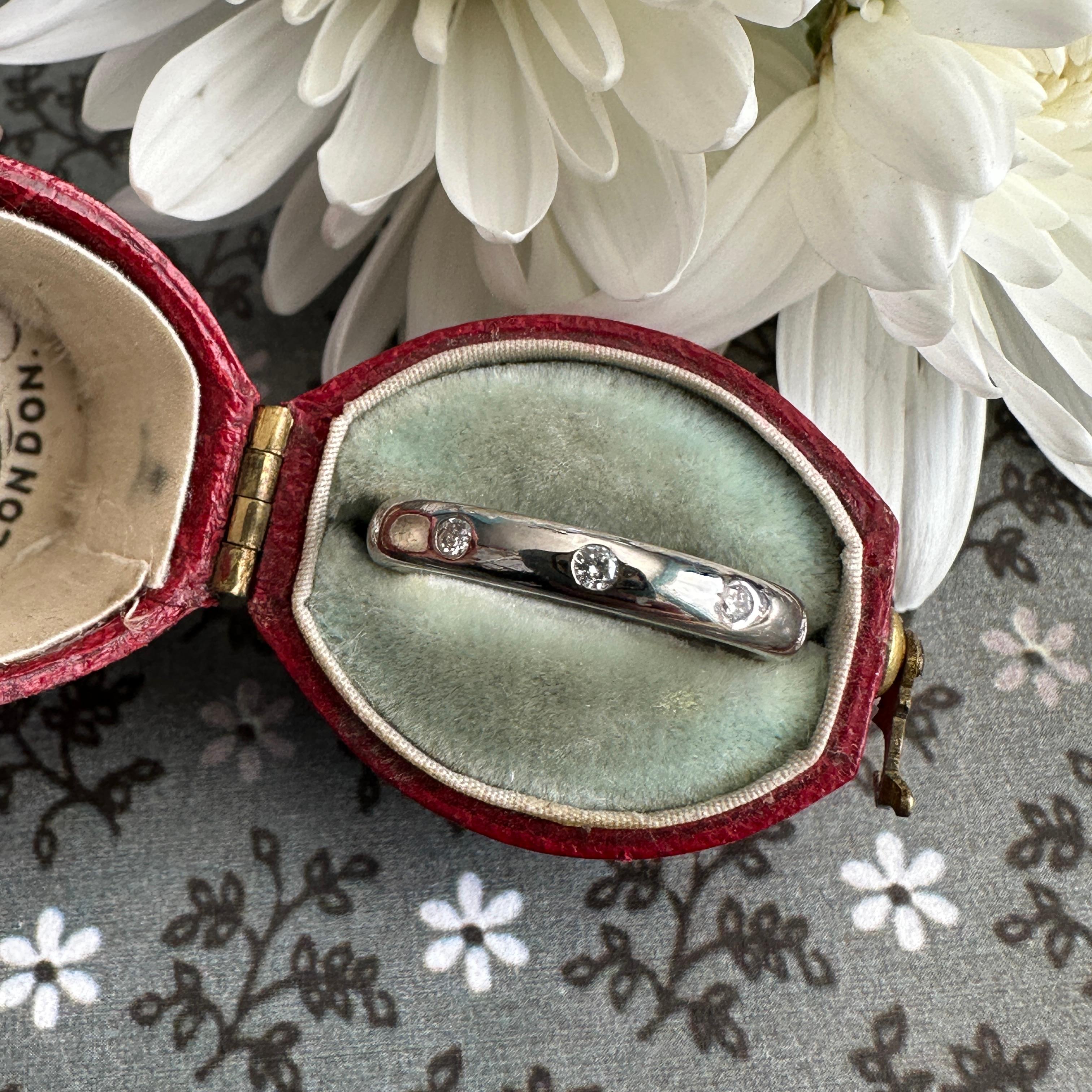 Bague d'éternité vintage en or blanc 14 carats avec diamants en vente 3
