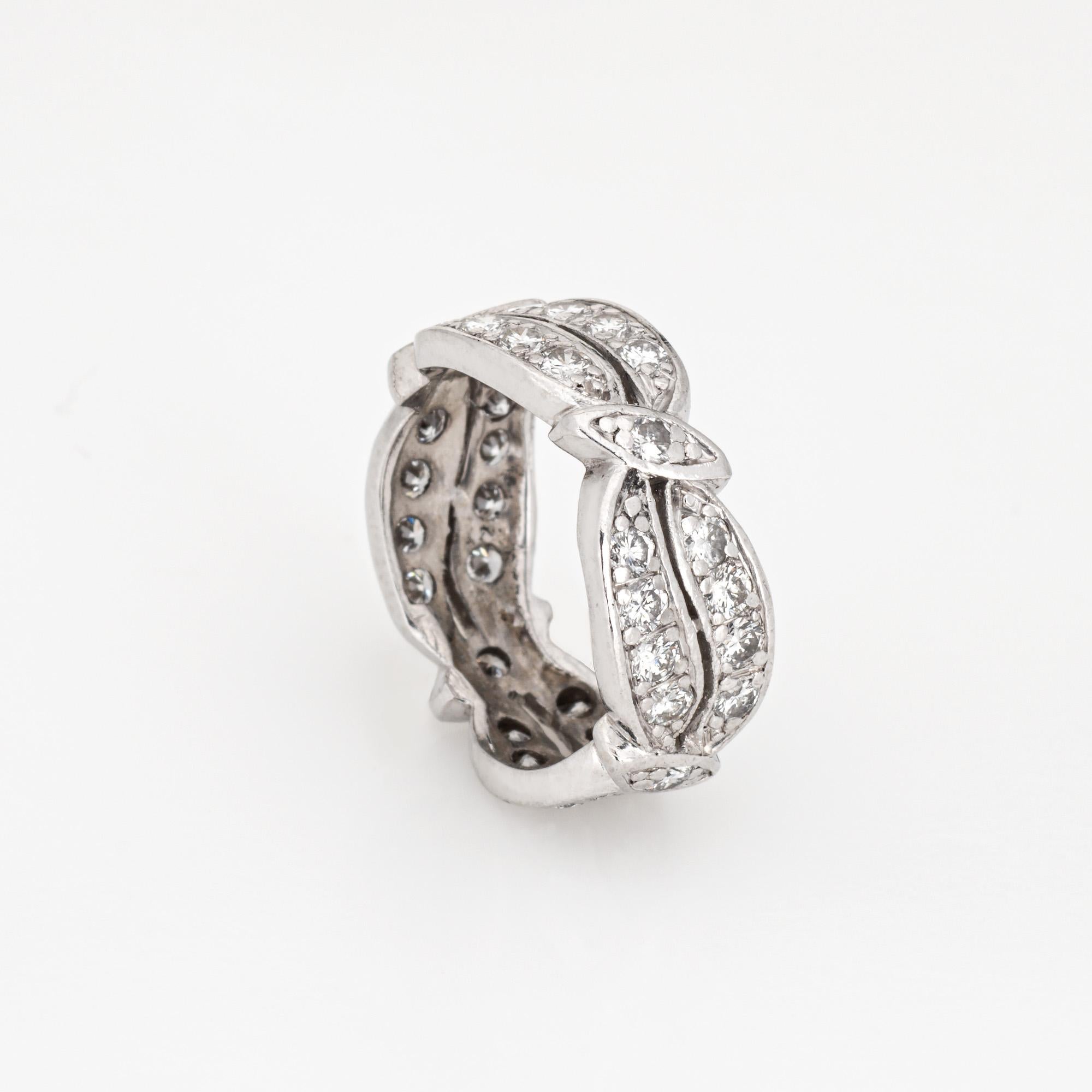 Elegante anillo de eternidad de diamantes vintage (circa años 50-60), elaborado en platino 900. 

Los diamantes de talla brillante redonda totalizan aproximadamente 1 quilate (color estimado H-I y claridad VS2-I1).

El anillo personifica el encanto