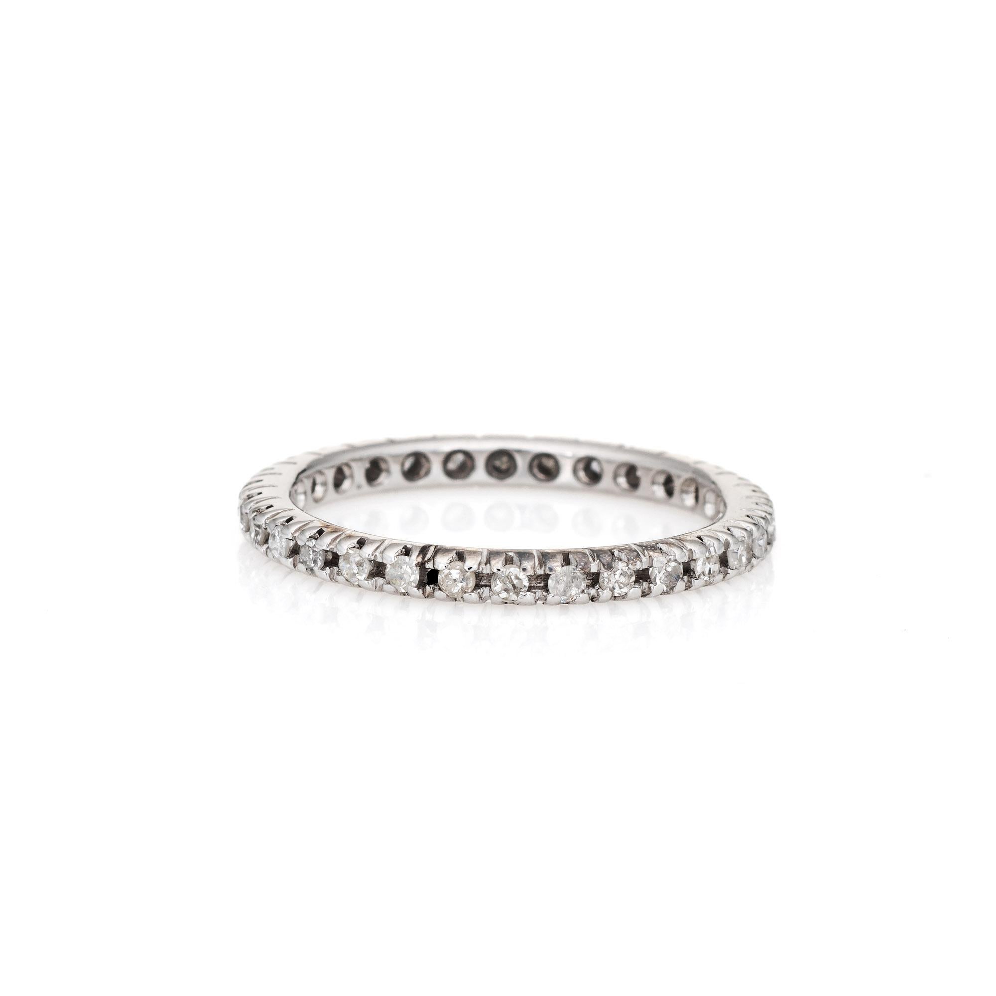 Vintage Diamant Eternity Ring Ehering 18 Karat Weißgold Stacking (Moderne) im Angebot