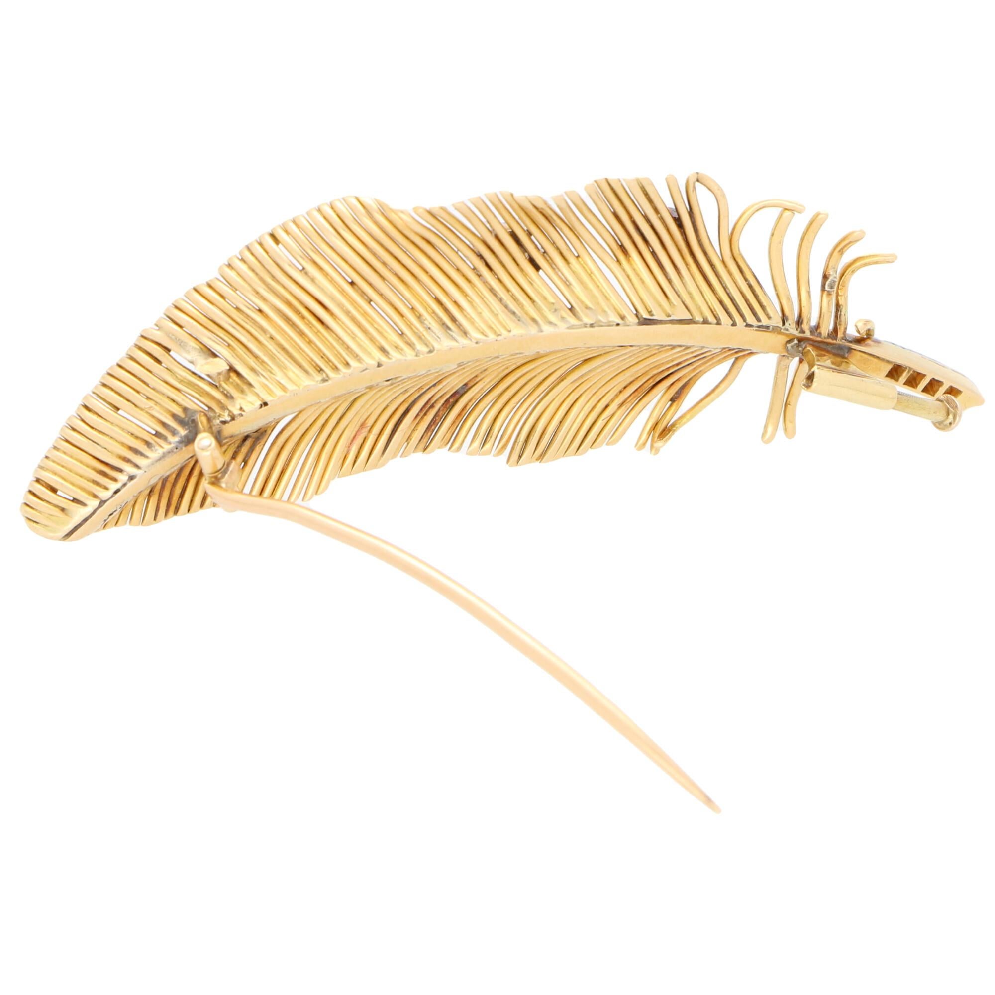 Vintage Diamond Feather Brooch Set in 18 Karat Yellow Gold In Good Condition In London, GB