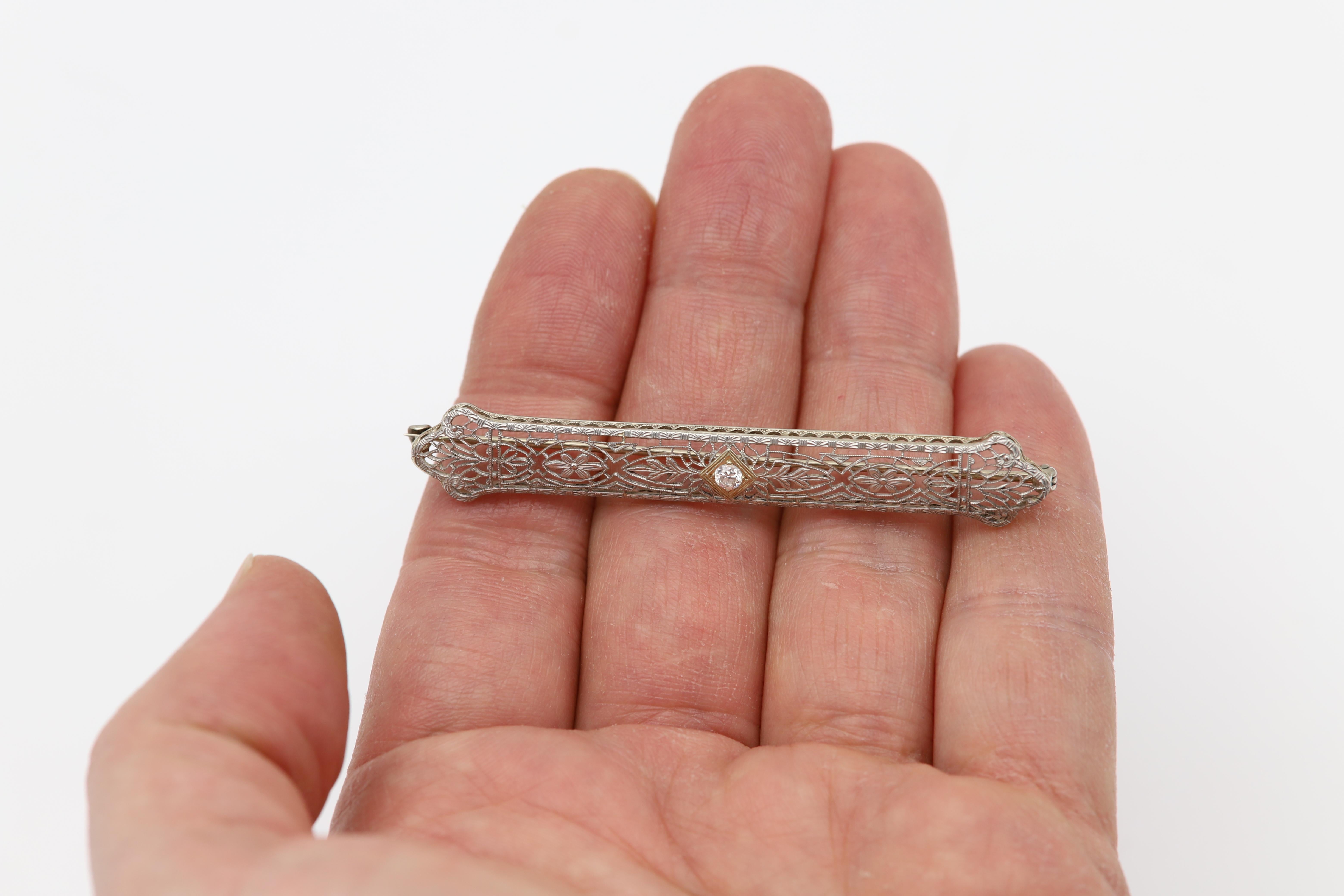 Vintage Diamond Filigree Brooch 14 karat White Gold Brooch Pin circa 1940's In Excellent Condition For Sale In Brooklyn, NY