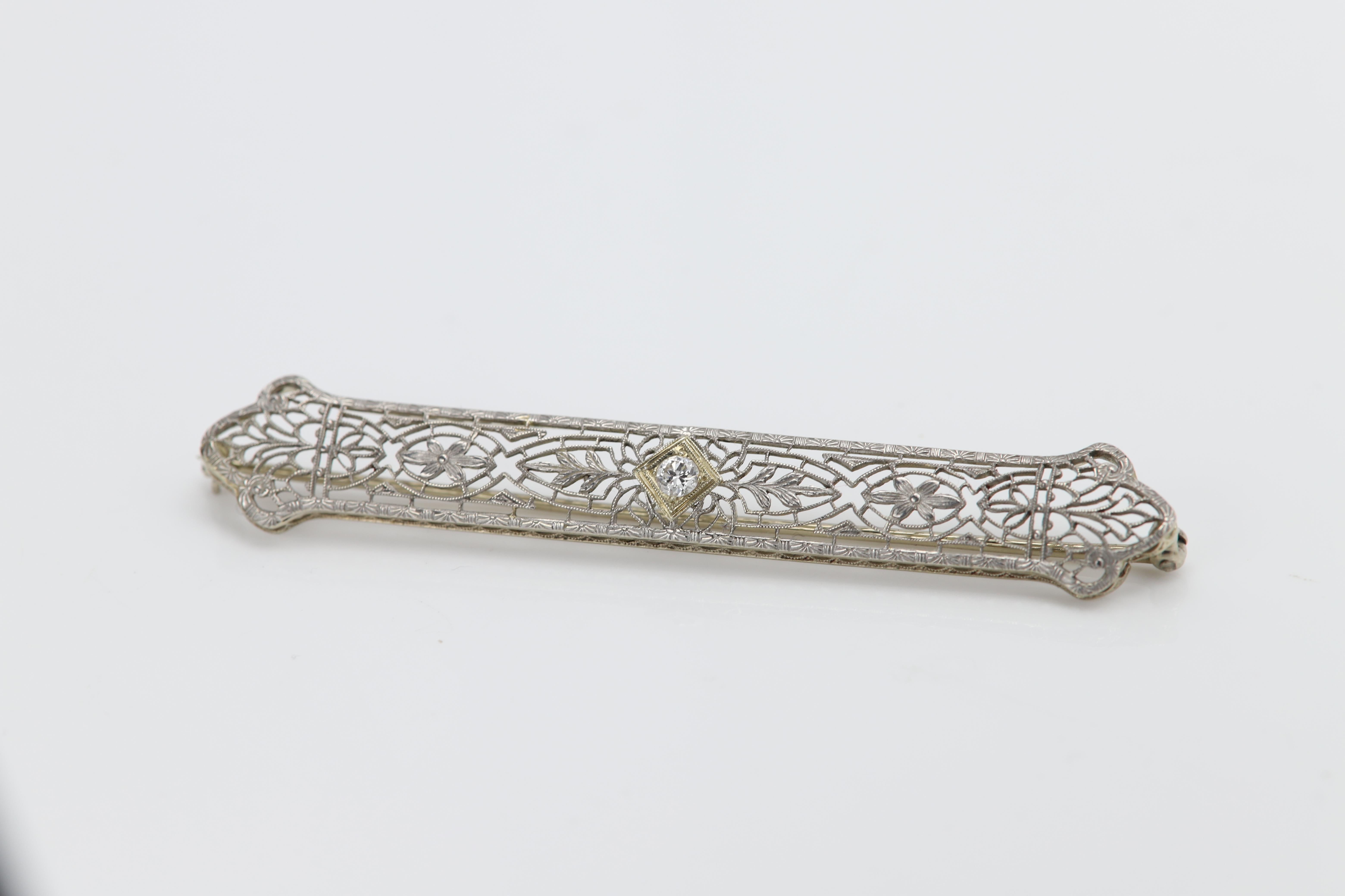 Vintage Diamond Filigree Brooch 14 karat White Gold Brooch Pin circa 1940's For Sale 3