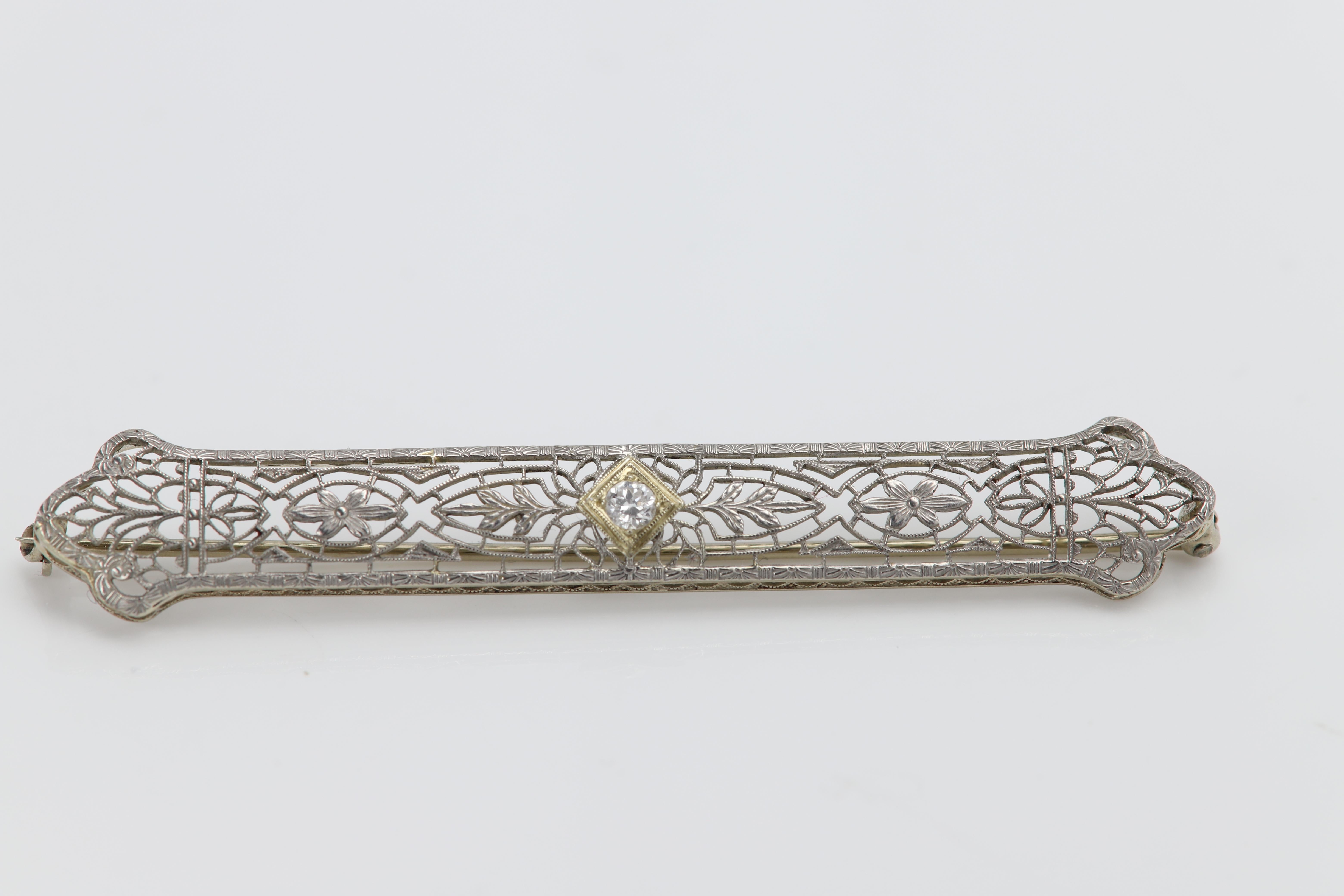 Vintage Diamond Filigree Brooch 14 karat White Gold Brooch Pin circa 1940's For Sale 4