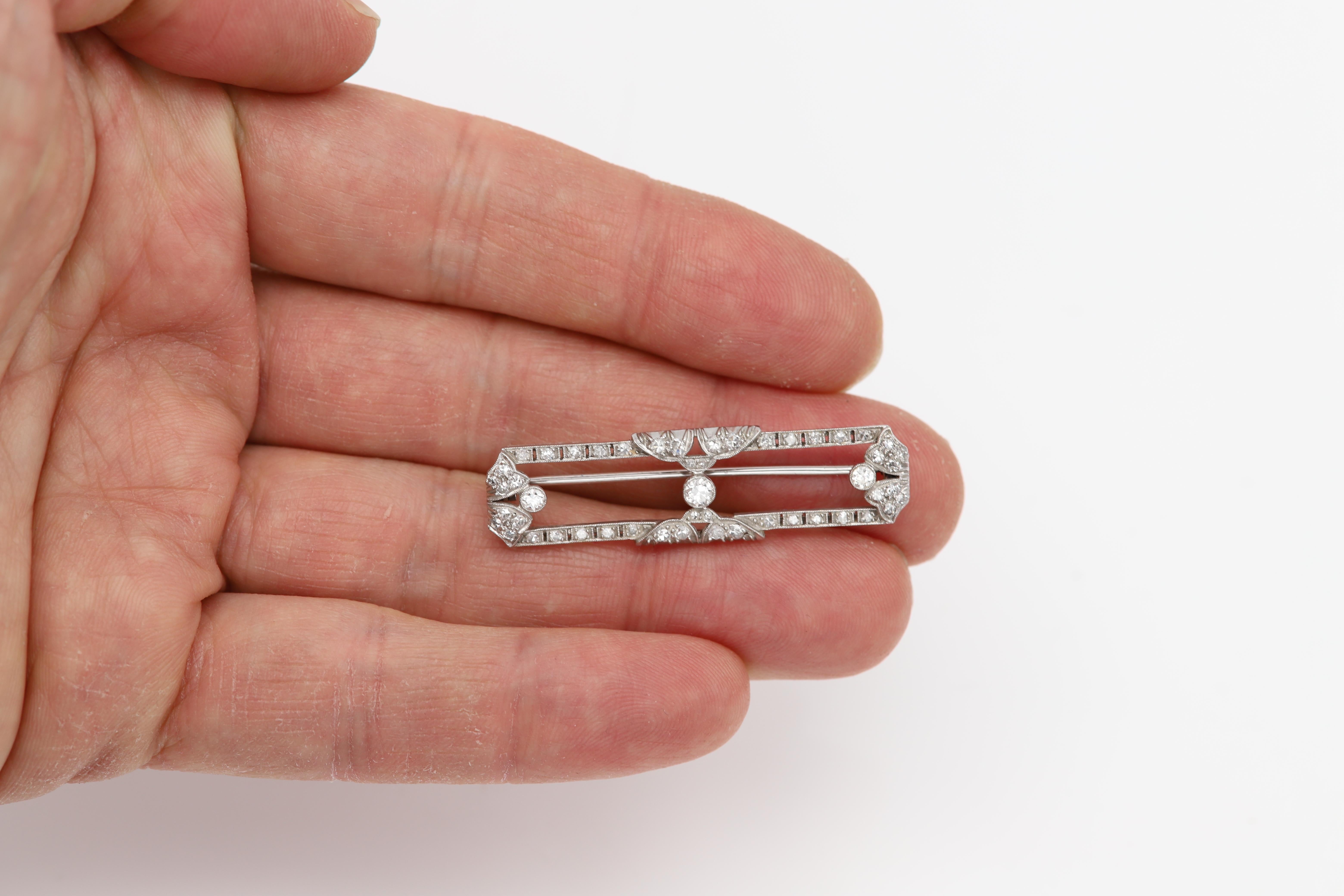 Vintage Diamond Filigree Brooch 18 karat White Gold Brooch Pin circa 1930's In Excellent Condition For Sale In Brooklyn, NY