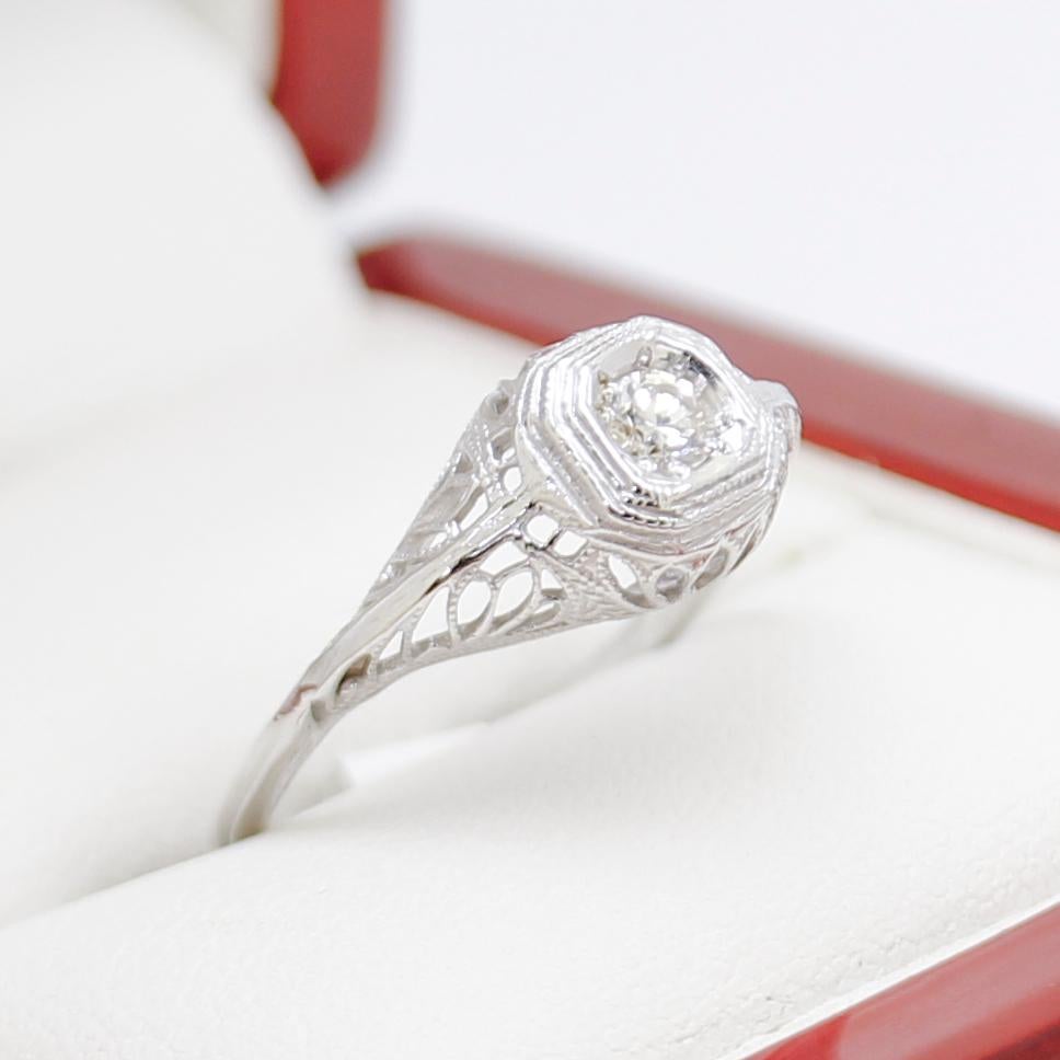 Vintage Diamond Filigree Engagement Ring, White Gold In Good Condition For Sale In BALMAIN, NSW