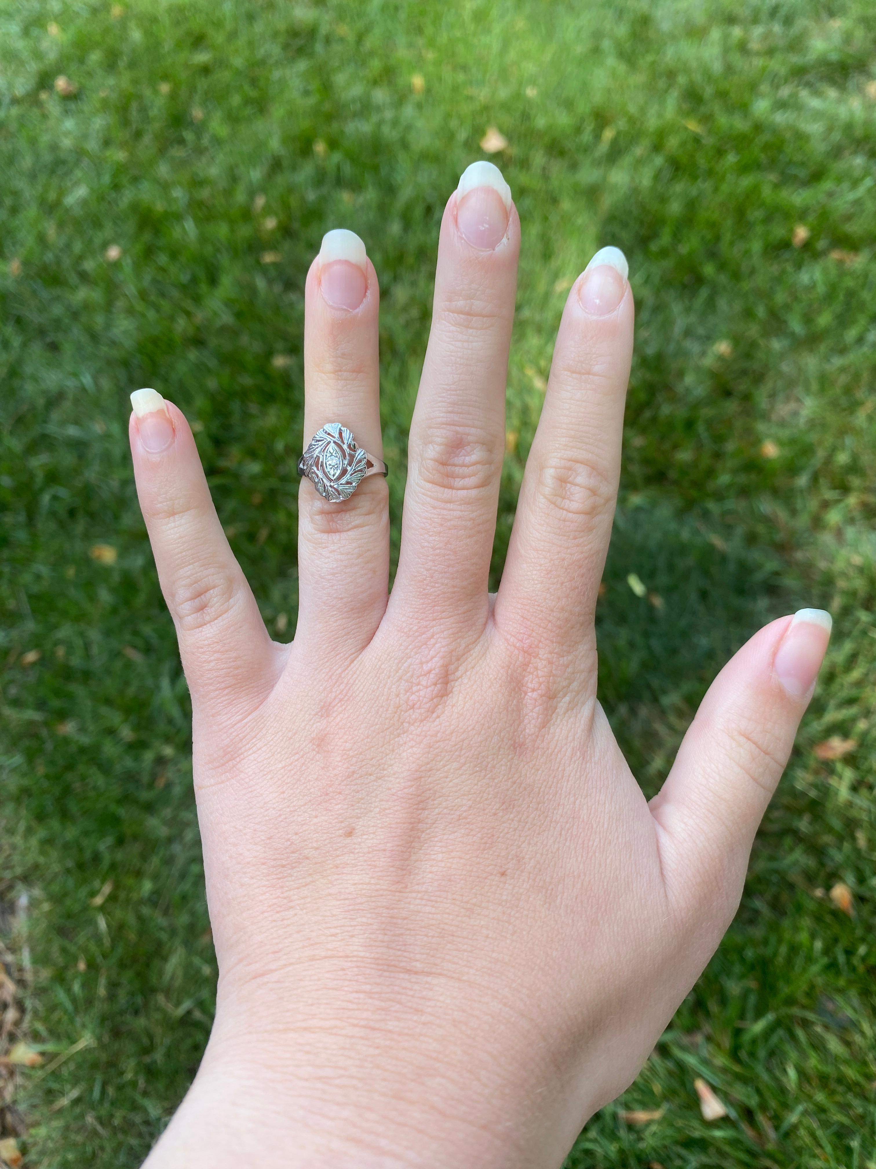 Anello vintage con diamanti in filigrana e navette, oro bianco 14k, misura 4,5 in vendita 1
