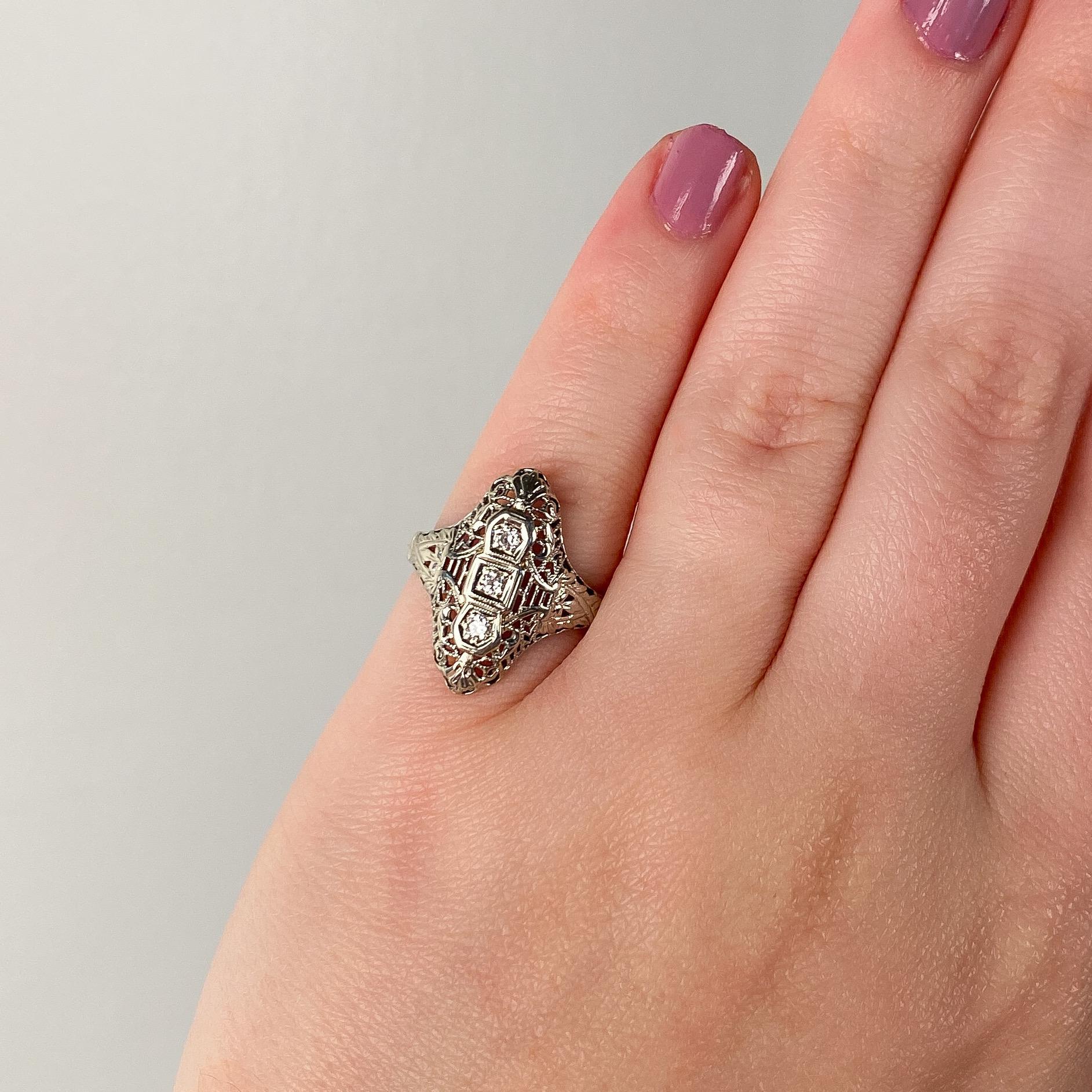 Women's Vintage Diamond Filigree Ring of 18k White Gold For Sale