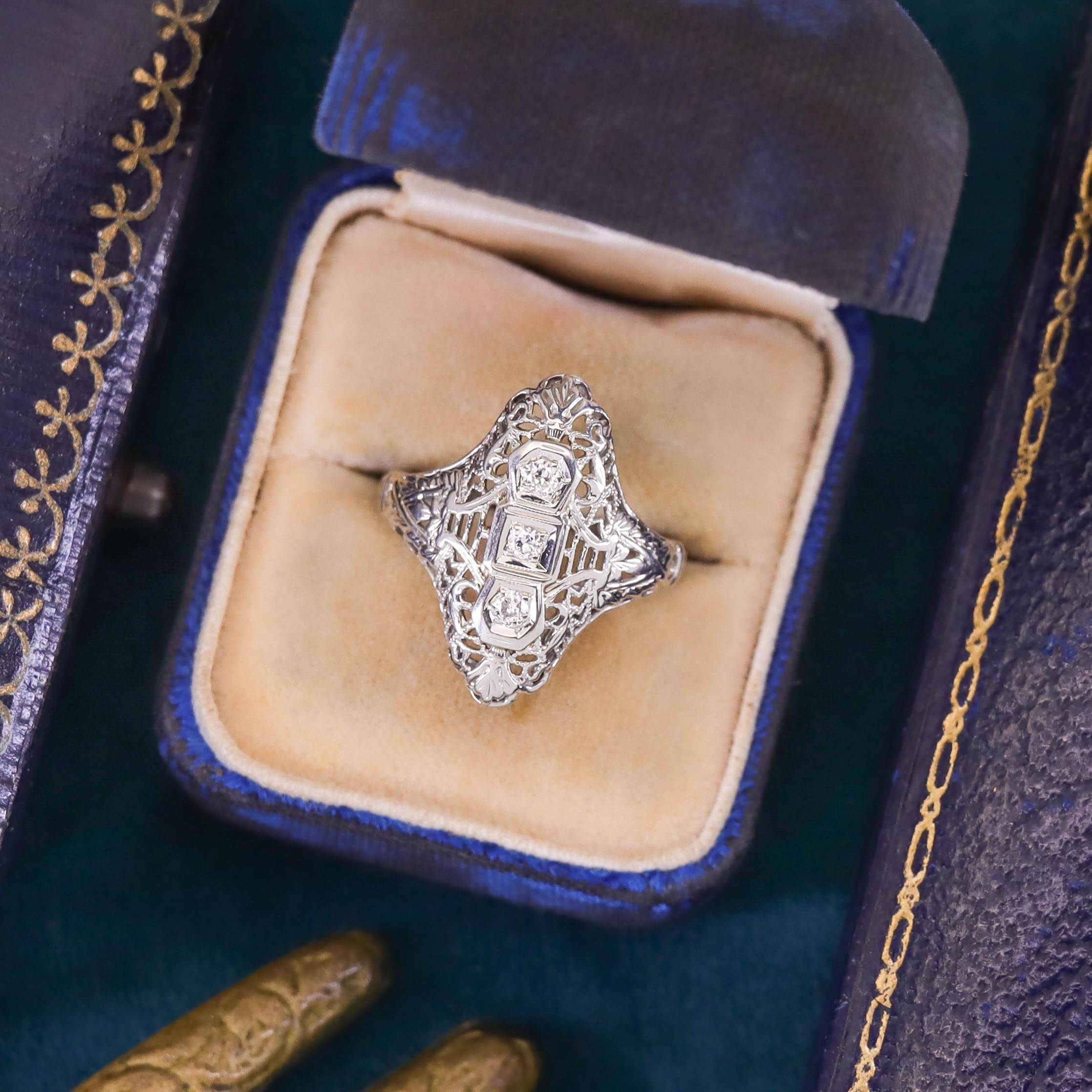 Vintage Diamond Filigree Ring of 18k White Gold For Sale 1