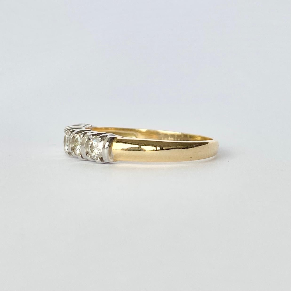 Diamant- Fünf-Stein-Ring aus 18 Karat Gold (Rundschliff) im Angebot
