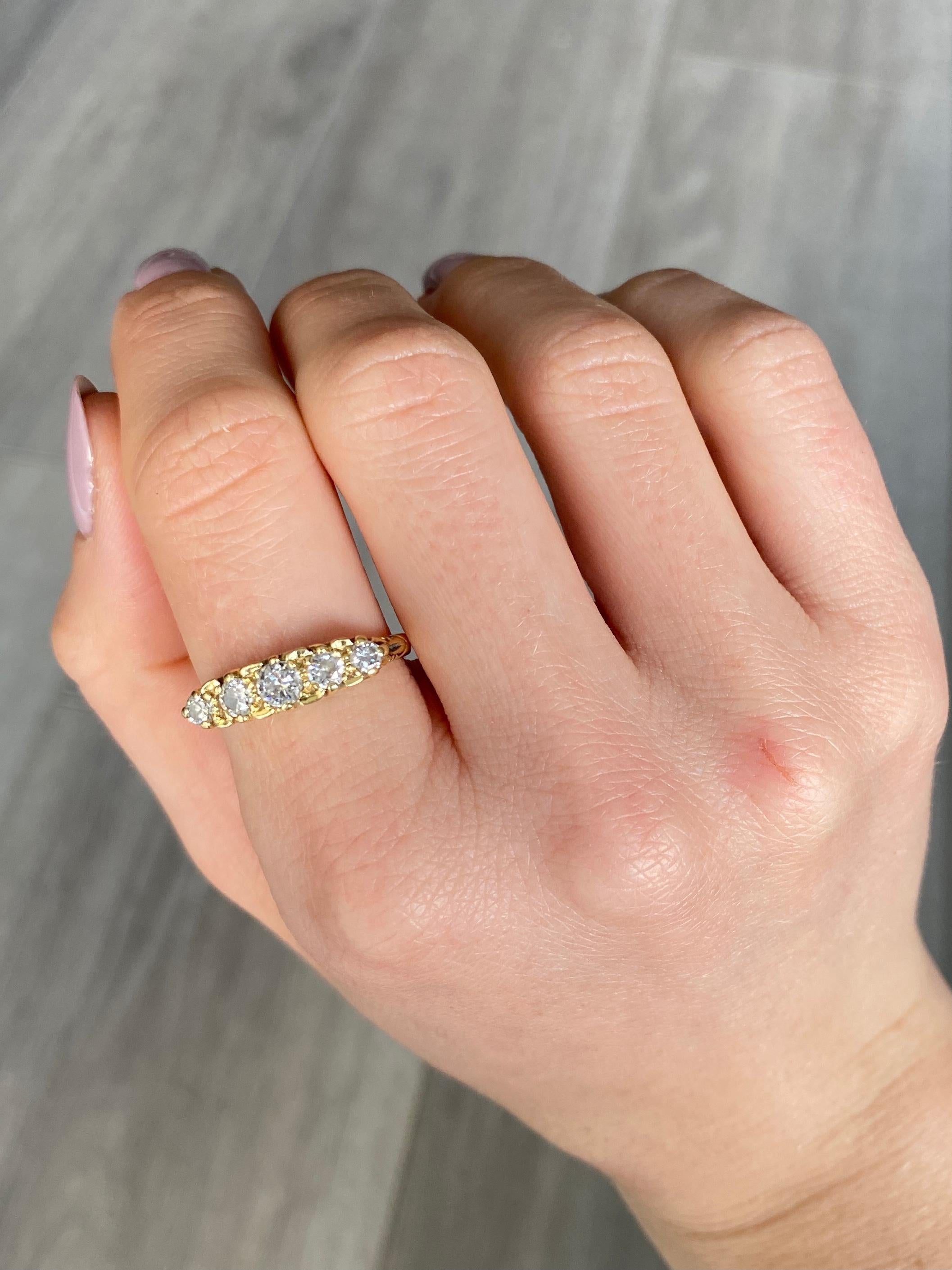 Taglio rotondo Anello vintage con diamante a cinque pietre in oro 18 carati in vendita