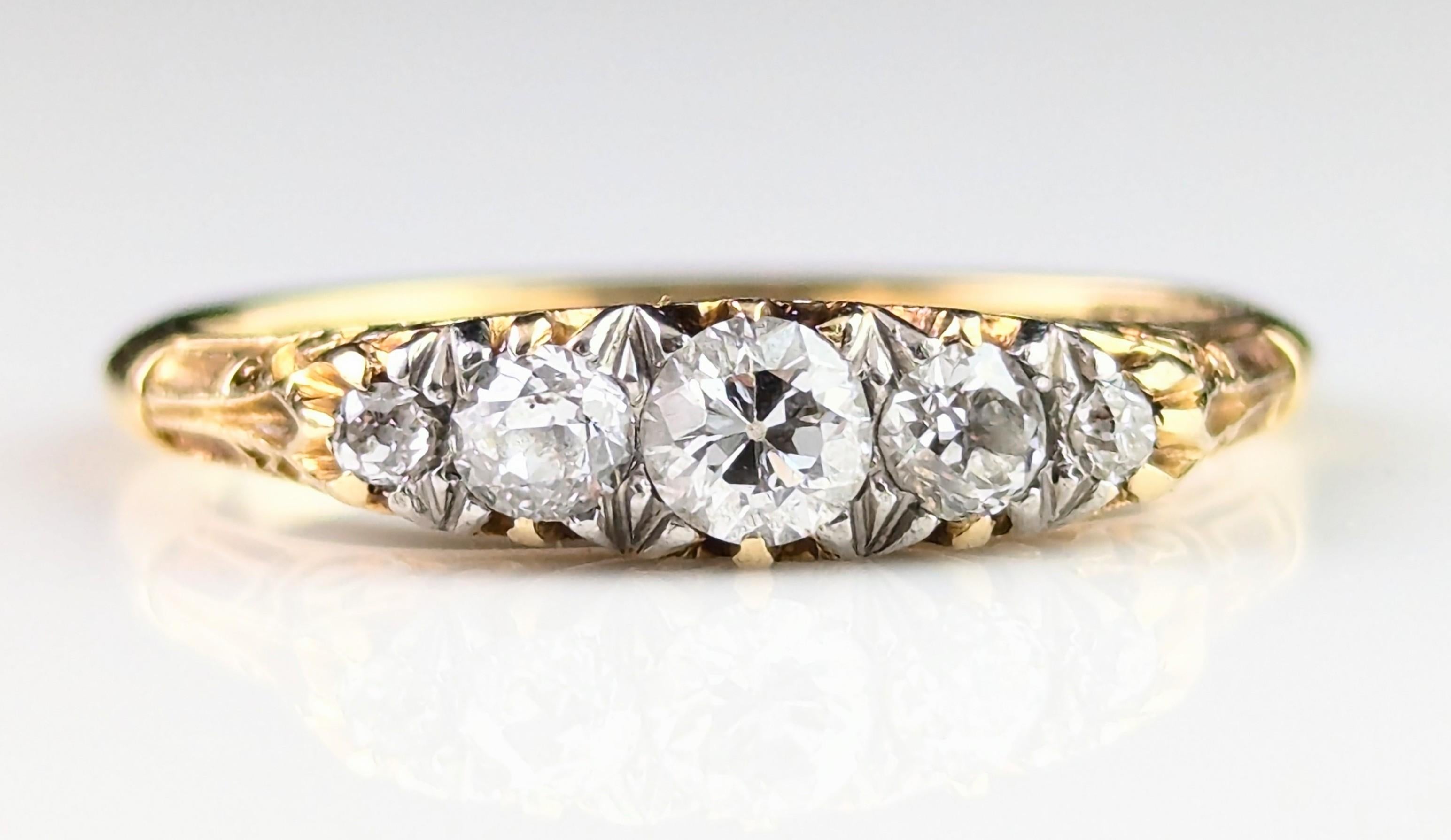 Vintage Diamond five stone ring, 18k yellow gold In Good Condition For Sale In NEWARK, GB