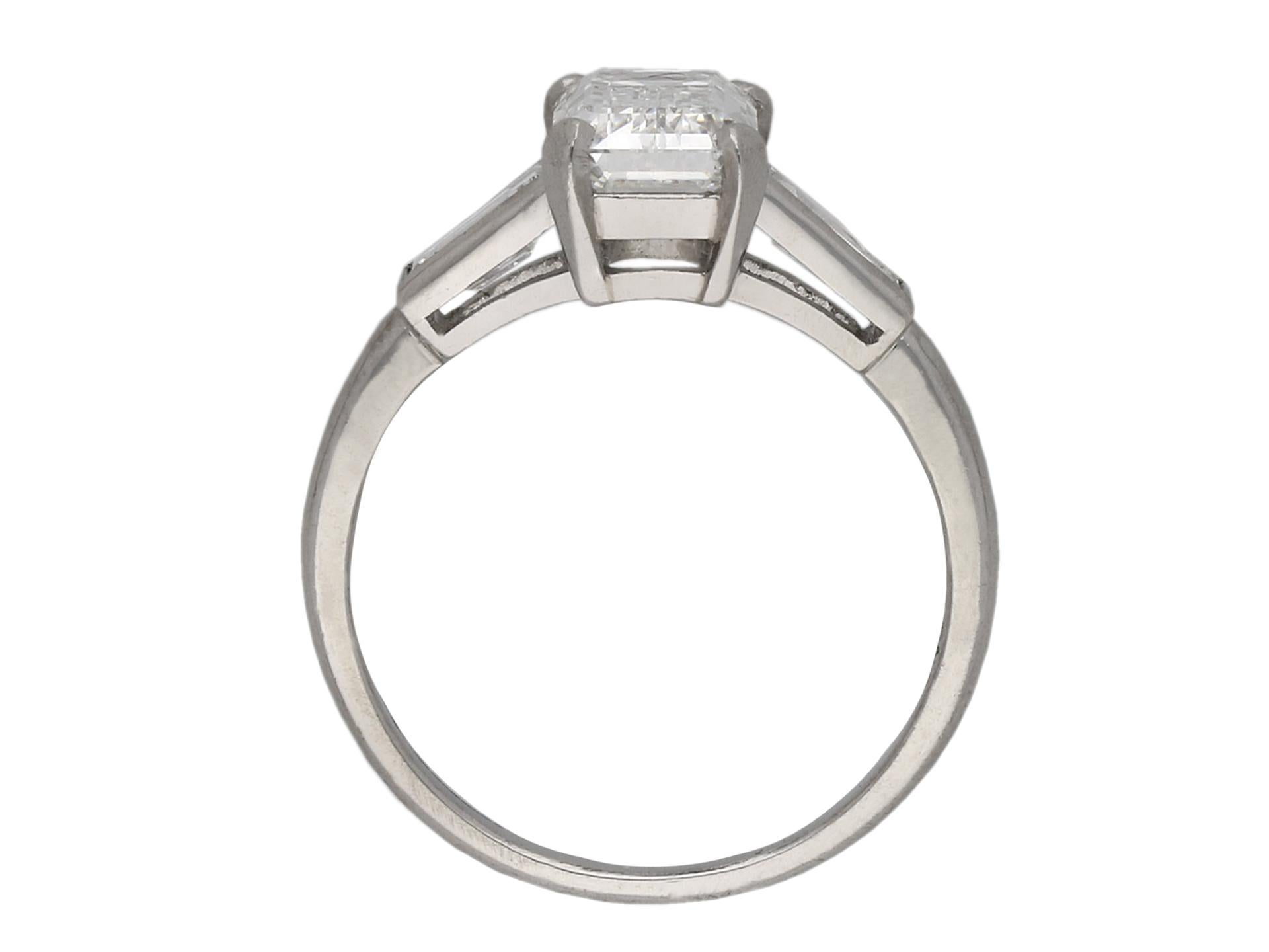 Vintage Diamond Flanked Solitaire Ring, circa 1950 In Good Condition For Sale In London, GB