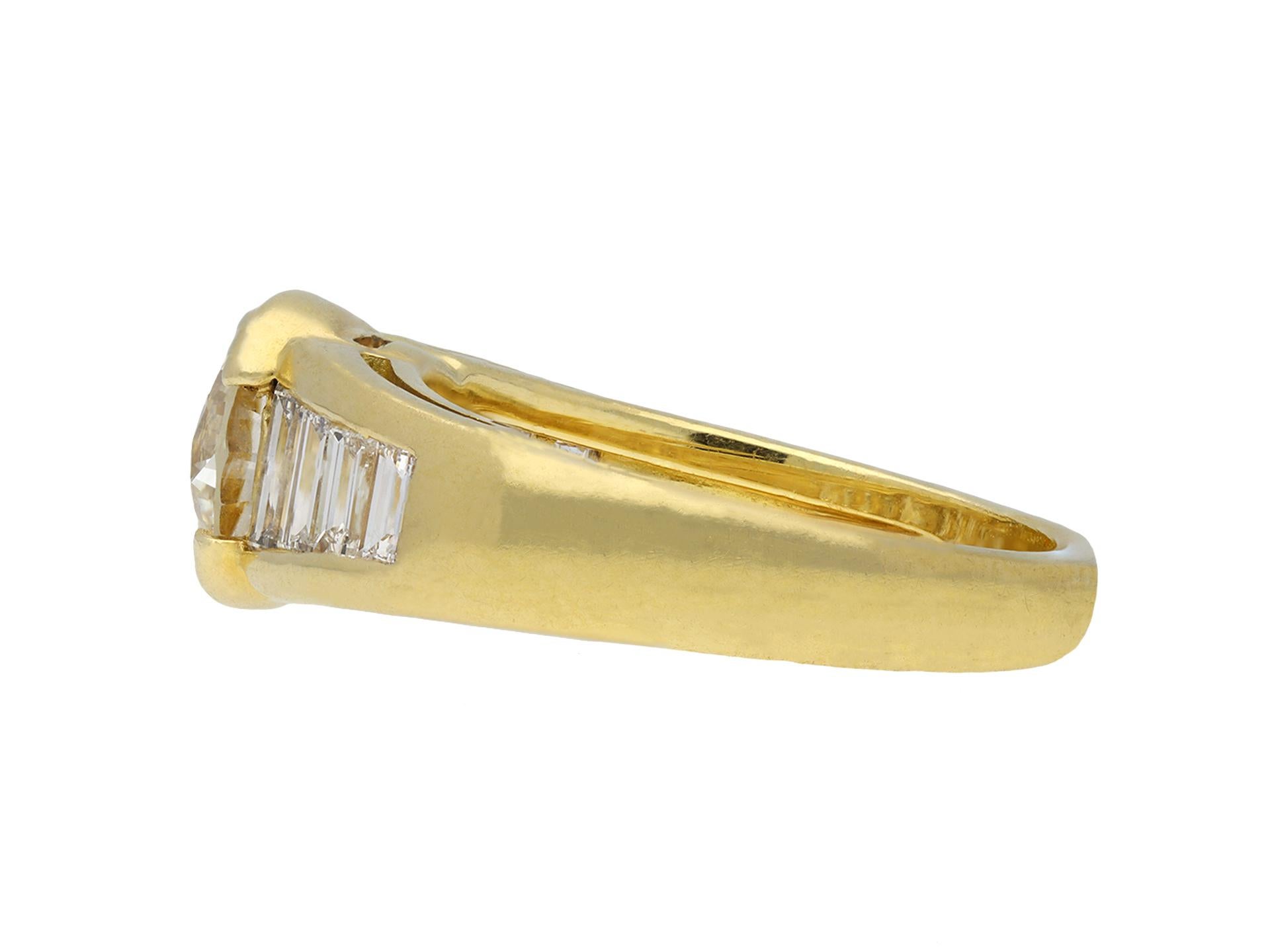 Vintage Diamond flankiert Solitär-Ring. In der Mitte ein runder Diamant im Übergangsschliff, Farbe K, Reinheit VVS2, mit einem Gewicht von 1,65 Karat in offener, halbrunder Fassung, flankiert von acht rechteckigen Diamanten im Baguetteschliff in