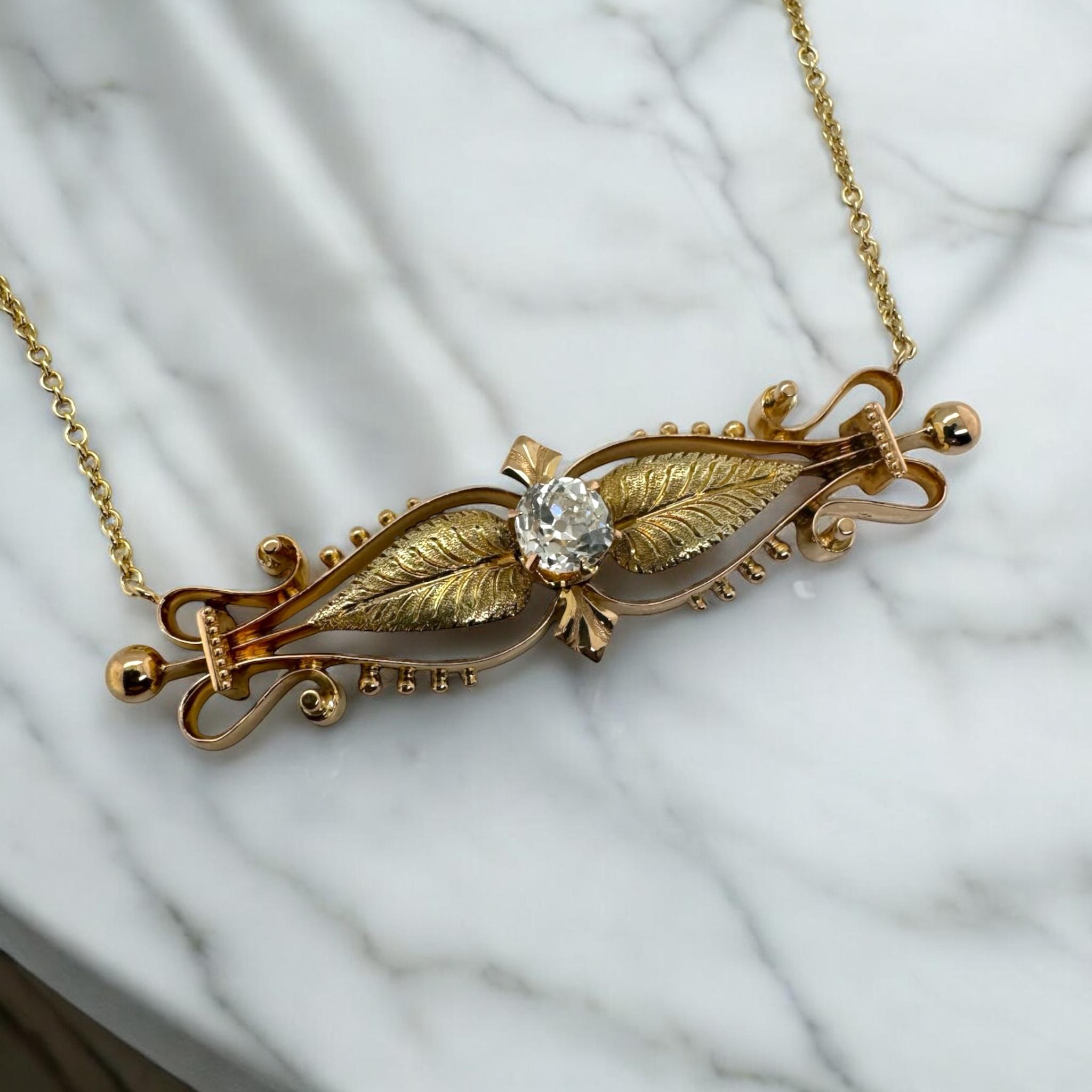 Adoriamo questa collana vintage unica nel suo genere!!!
Trasformato da una bella spilla vittoriana in un pezzo da indossare tutti i giorni.

Dettagli della collana
Materiale: Spilla in oro giallo 18K Catena in oro giallo 14K
Epoca: Vittoriano 1840 -