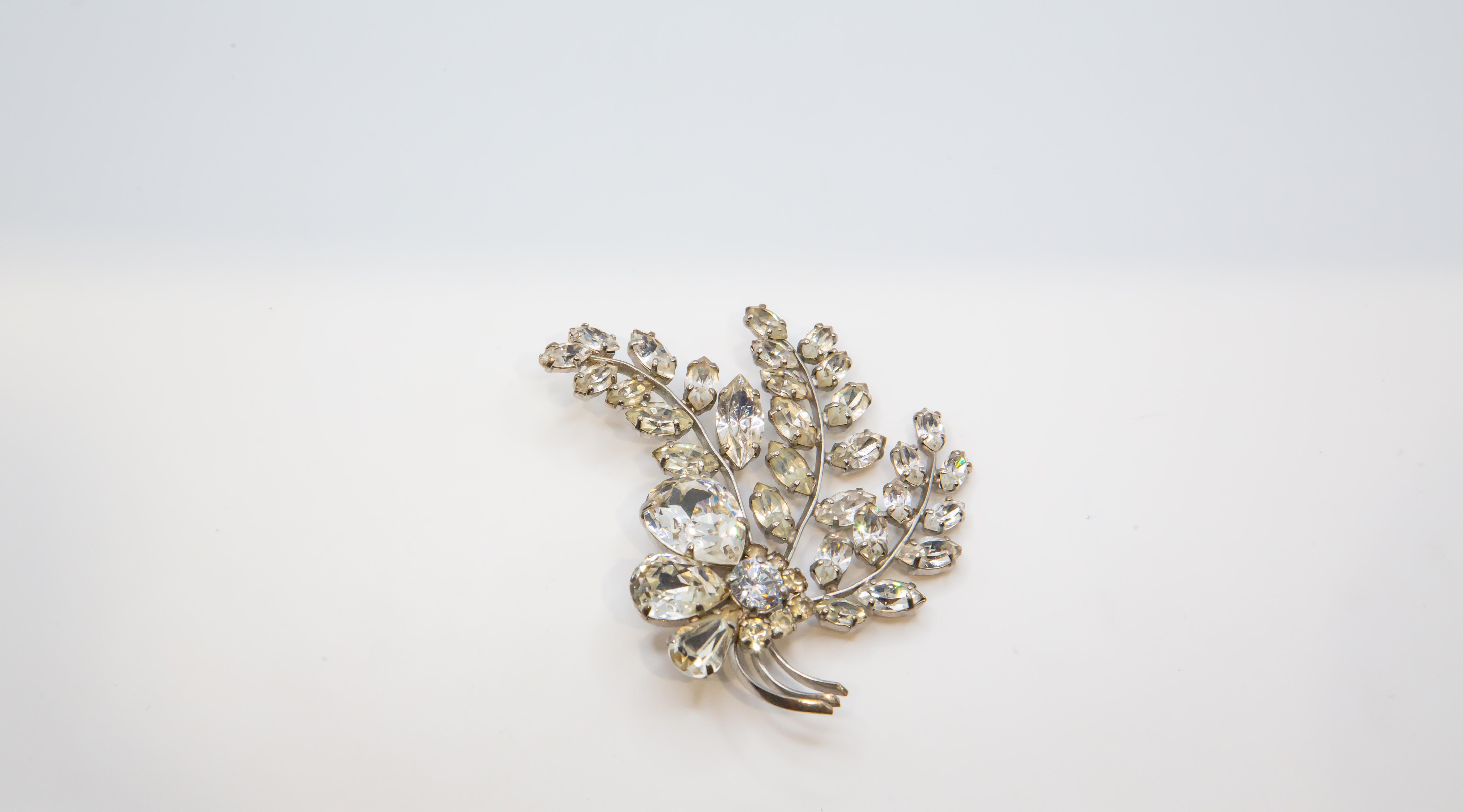 Rétro Spilla vintage con diamante e spruzzo floreale in metallo argentato  Costume di metà secolo in vendita