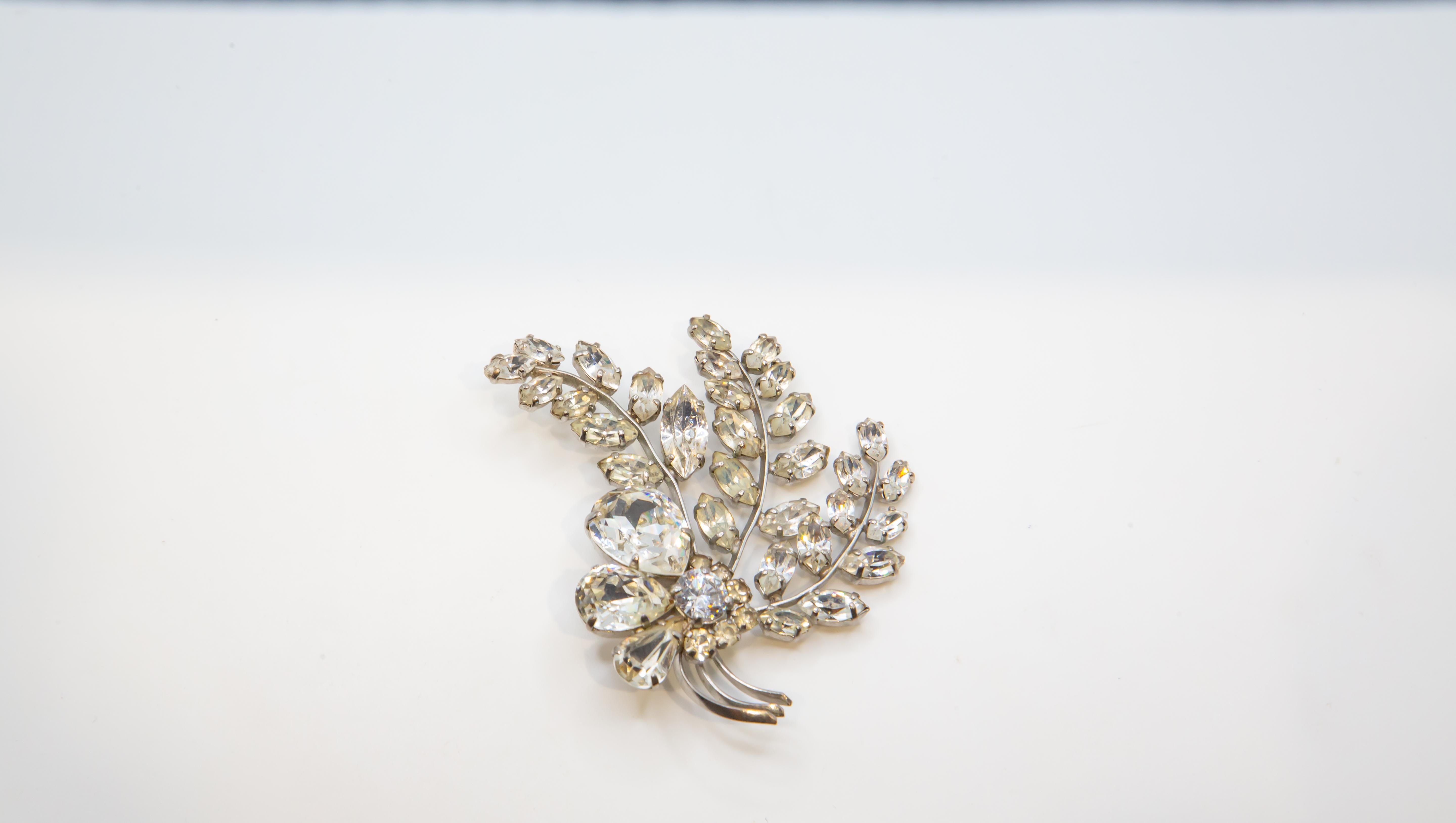 Spilla vintage con diamante e spruzzo floreale in metallo argentato  Costume di metà secolo In condizioni ottime in vendita a Jacksonville, FL