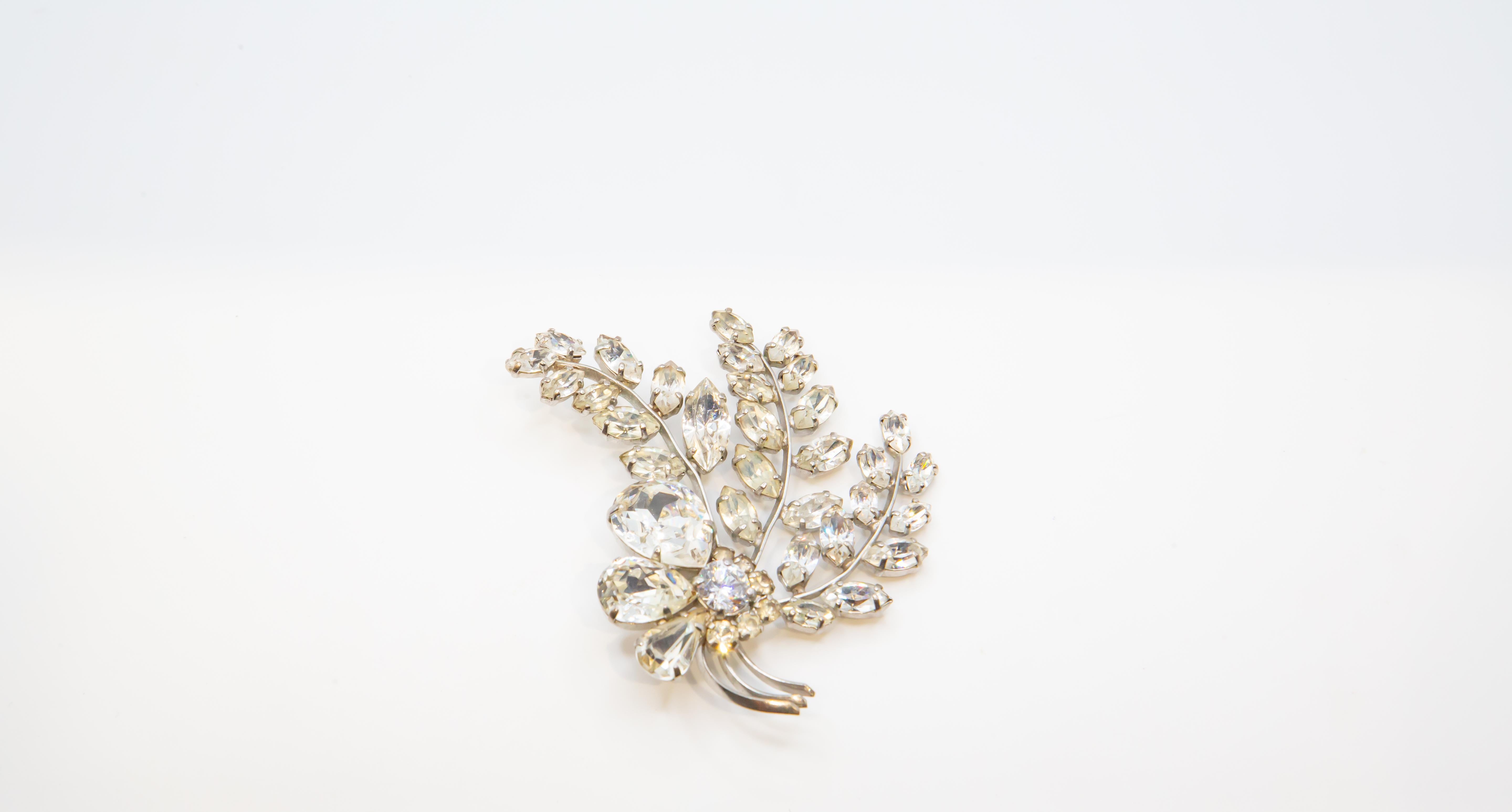 Donna Spilla vintage con diamante e spruzzo floreale in metallo argentato  Costume di metà secolo in vendita