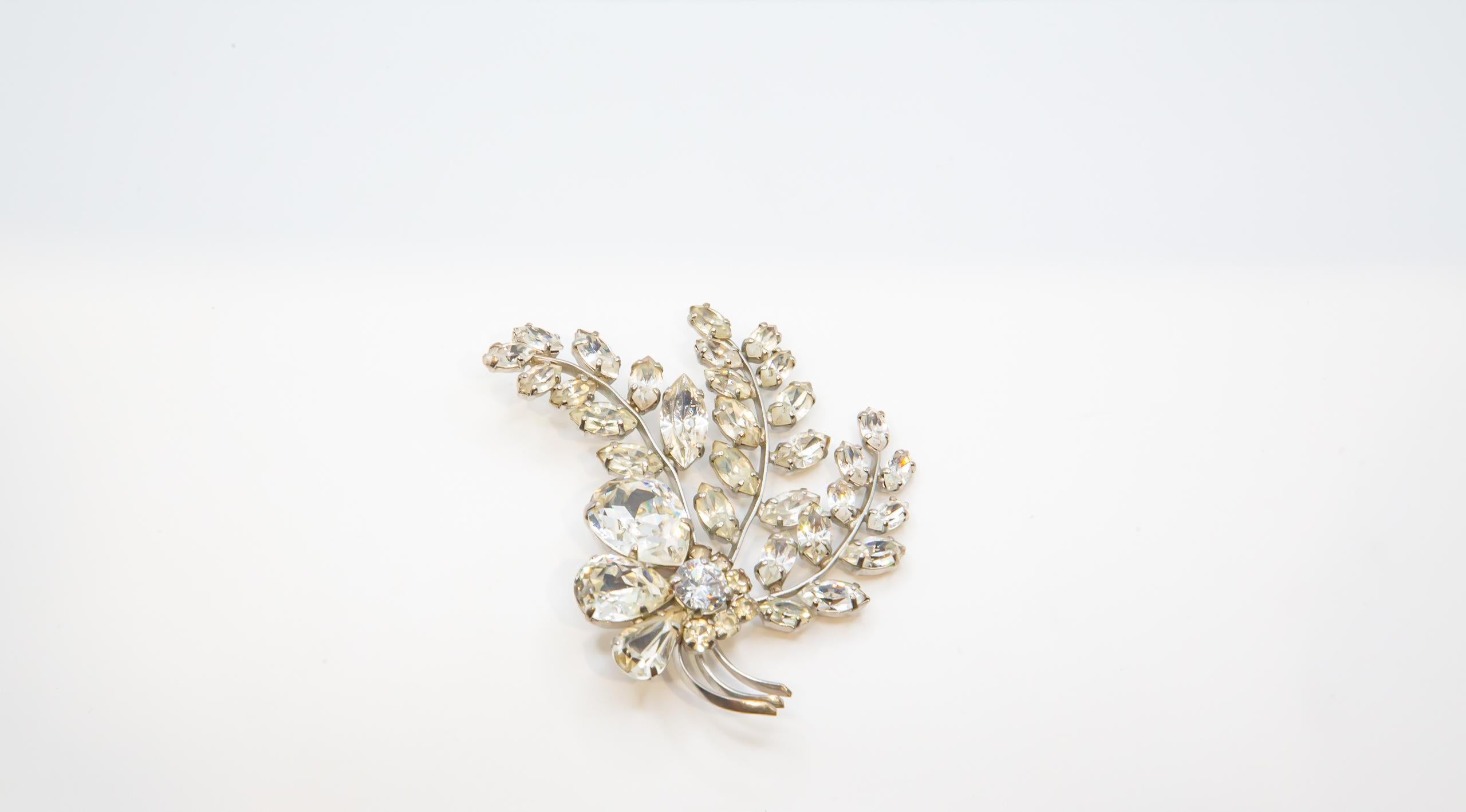 Spilla vintage con diamante e spruzzo floreale in metallo argentato  Costume di metà secolo in vendita 2