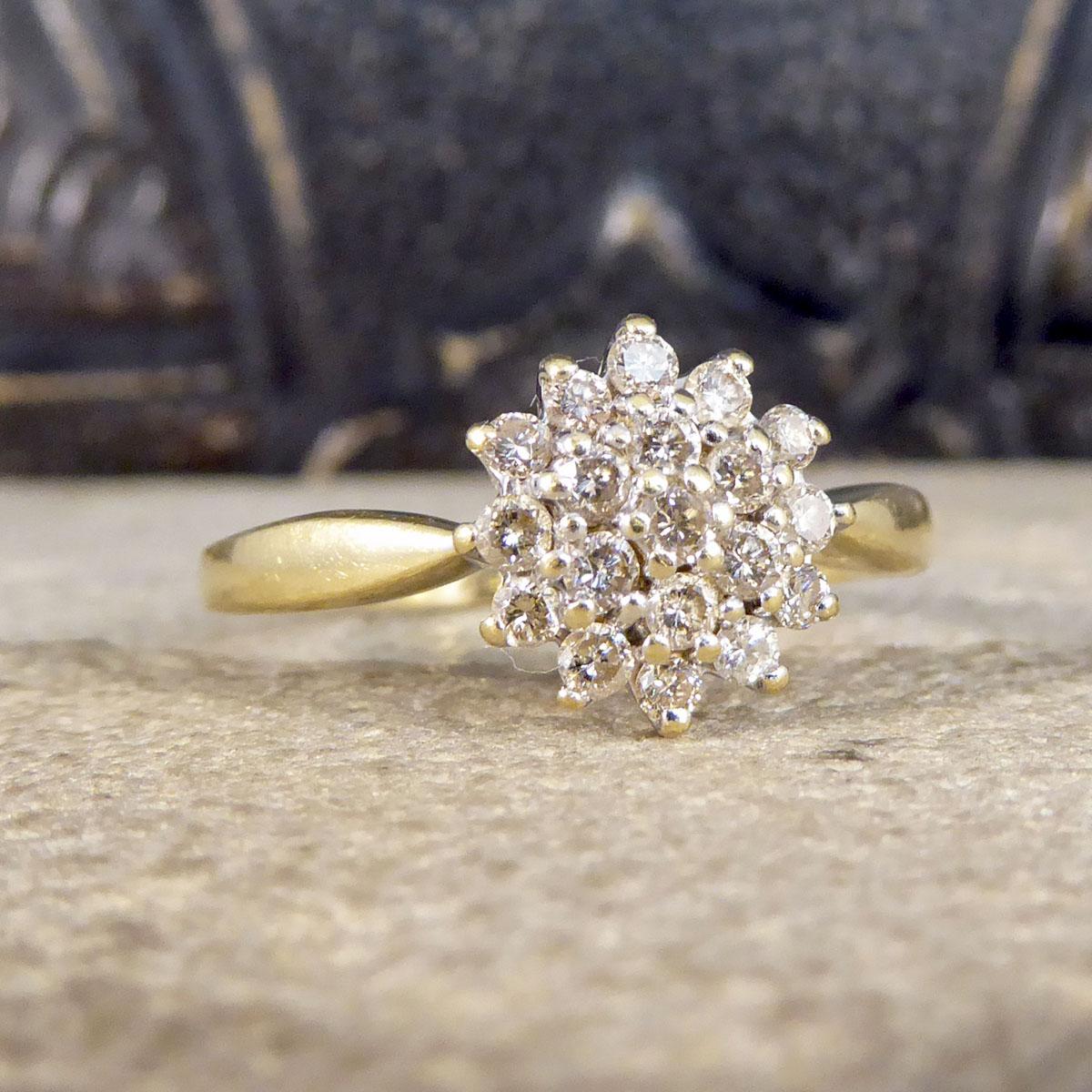 So ein schöner Vintage-Ring aus 18 Karat Gelbgold mit einer Fassung aus 18 Karat Weißgold, in der ein Blumen-Diamanten-Cluster sitzt. Mit insgesamt 0,45ct Diamanten im Brillantschliff fängt dieser Ring das Licht aus jedem Winkel ein und lässt die