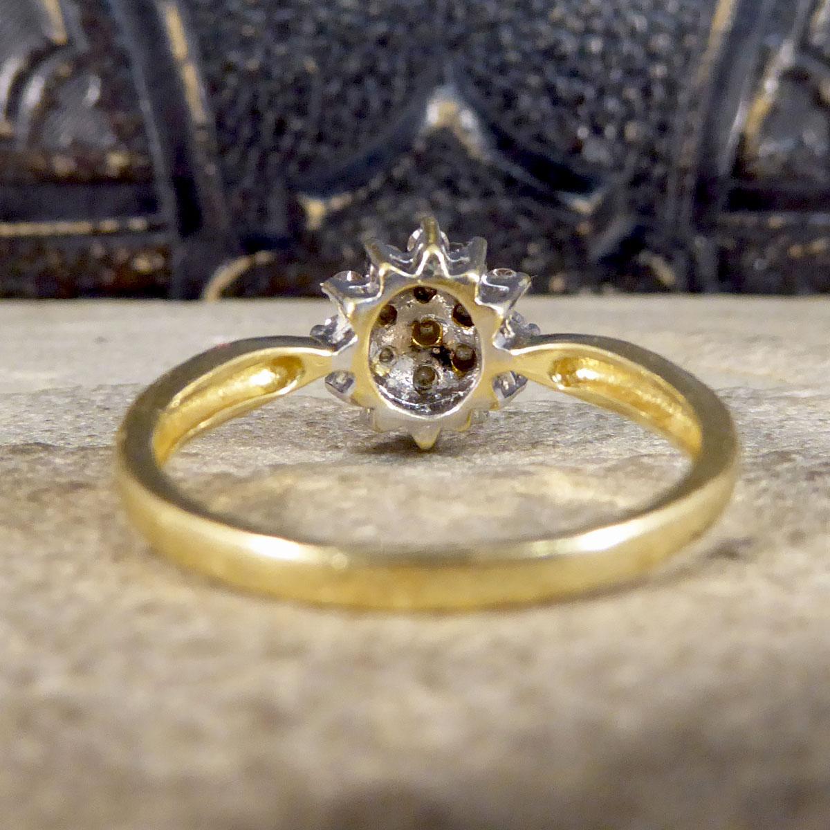 Vintage Diamant-Blumen-Cluster-Ring aus 18 Karat Gelb- und Weißgold (Rundschliff)