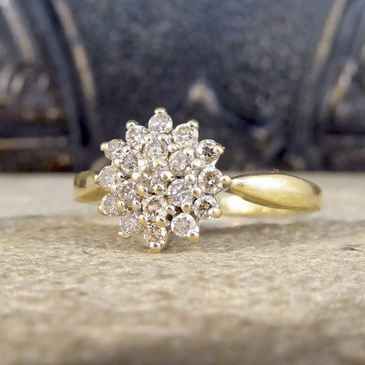 Vintage Diamant-Blumen-Cluster-Ring aus 18 Karat Gelb- und Weißgold im Zustand „Gut“ in Yorkshire, West Yorkshire