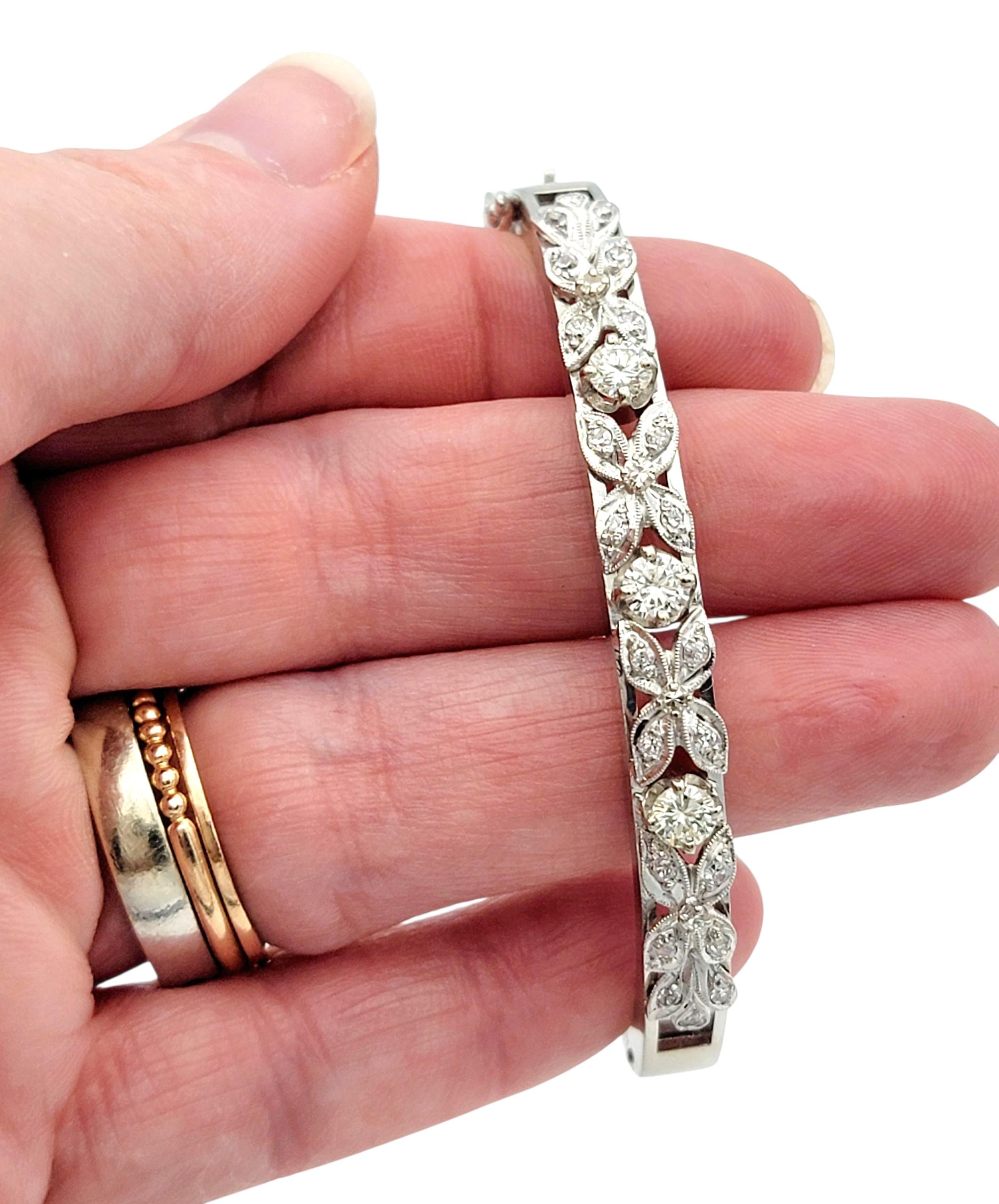 Vintage Diamond Flower Motif Hinged Bangle Armband in 14 Karat Weißgold im Angebot 5