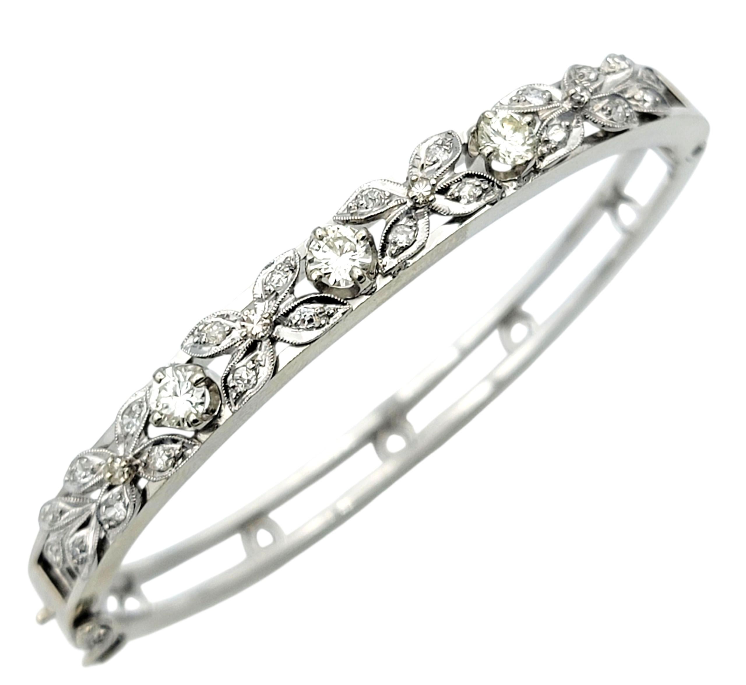 Vintage Diamond Flower Motif Hinged Bangle Armband in 14 Karat Weißgold (Zeitgenössisch) im Angebot