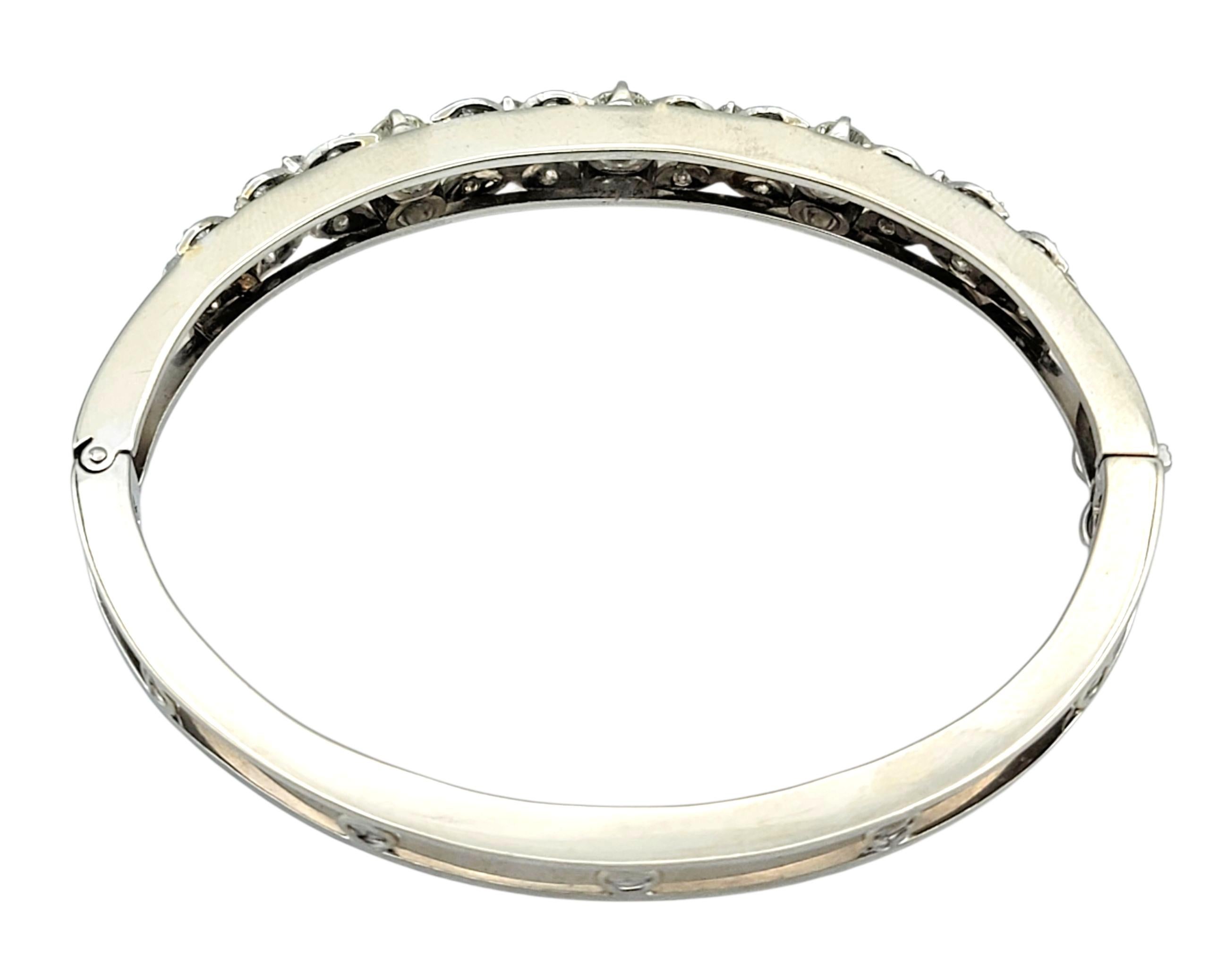 Vintage Diamond Flower Motif Hinged Bangle Armband in 14 Karat Weißgold im Angebot 1