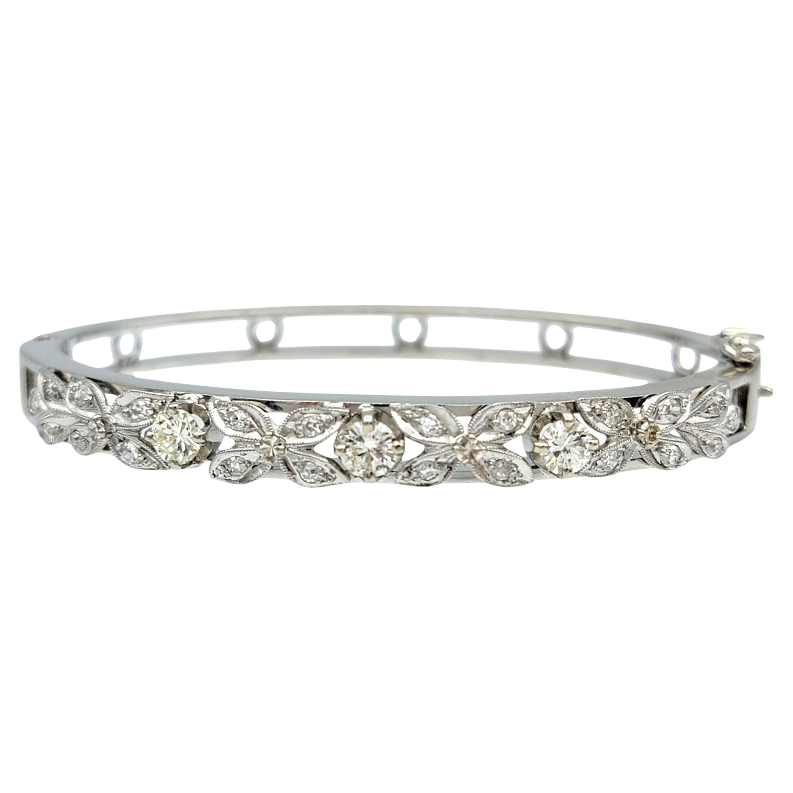Vintage Diamond Flower Motif Hinged Bangle Armband in 14 Karat Weißgold im Angebot