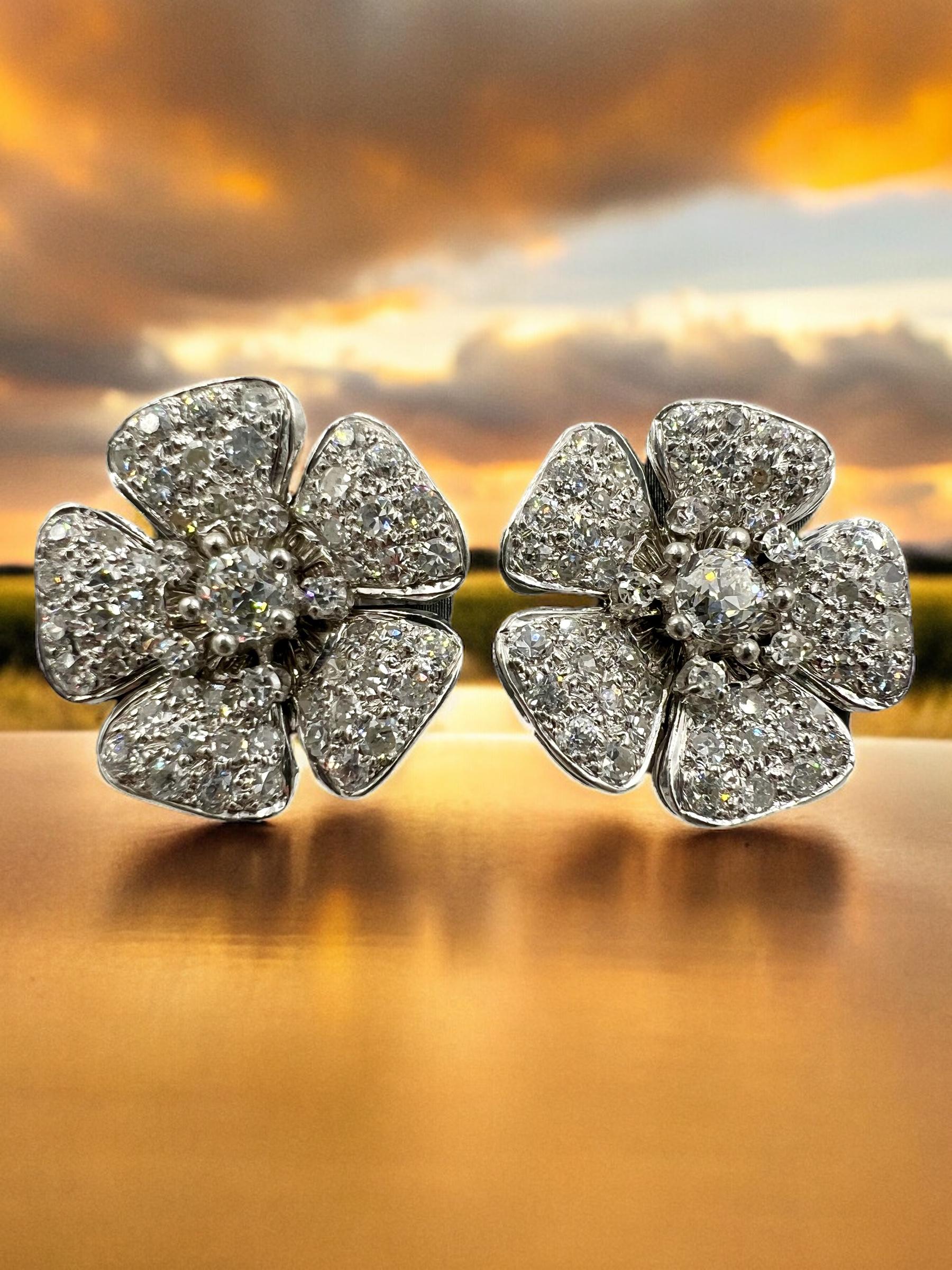 Vintage-Diamantblumen-Ohrringe aus Platin, ca. 1950er Jahre.

Vintage Diamond Flower Platinum Earrings sind ein zeitloses und elegantes Accessoire, das jede Frau in ihrer Schmucksammlung haben sollte. Diese exquisiten Ohrringe strahlen Raffinesse