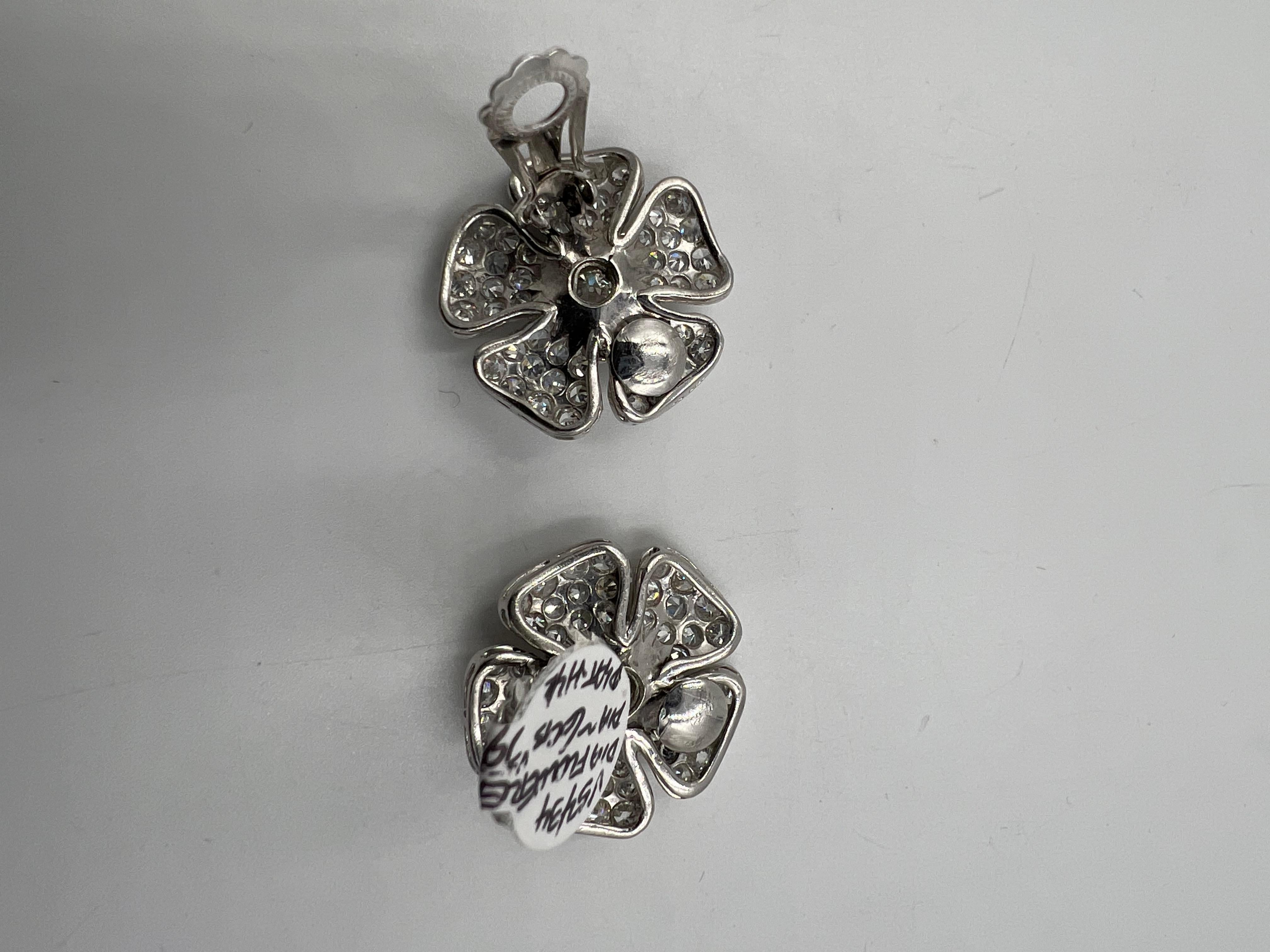 Vintage Diamond Flower Platinum Clip On Earrings In Good Condition For Sale In Los Angeles, CA