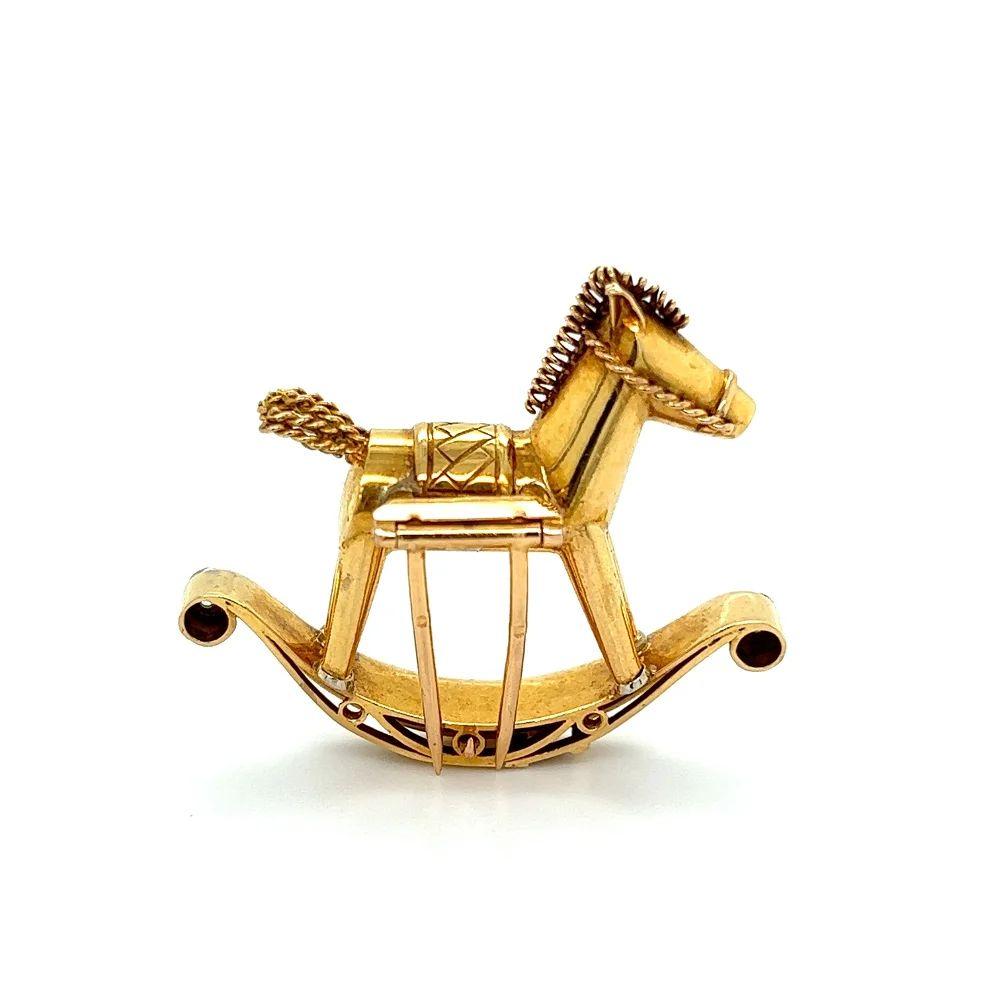 Einfach wundervoll! Fein detaillierte Diamant Französisch Vintage 3D Rocking Horse Gold Clip Brosche Pin. Handbesetzt mit Diamanten, ca. 0.10 tcw. Handgefertigt in 18K Gelbgold. Französische Punzierungen: Depose SSM. Diese Brosche verkörpert