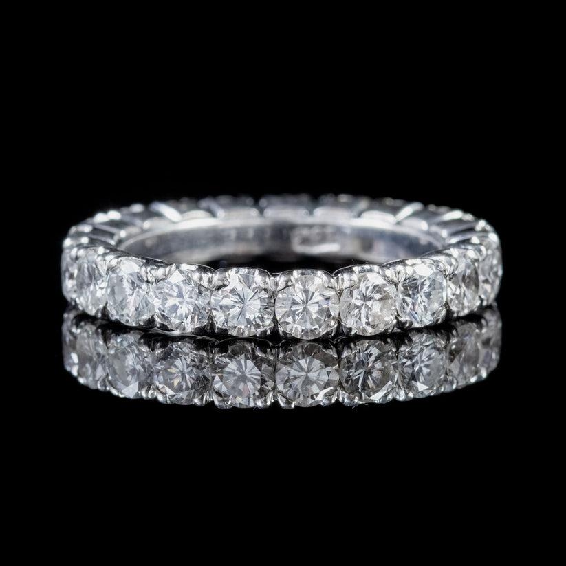 Cette magnifique bague d'éternité vintage est réalisée en or blanc 18 carats massif et est ornée de vingt et un diamants taille brillant disposés en un halo ininterrompu sur le pourtour de l'anneau.

Chaque diamant est d'environ 0,15ct, soit un