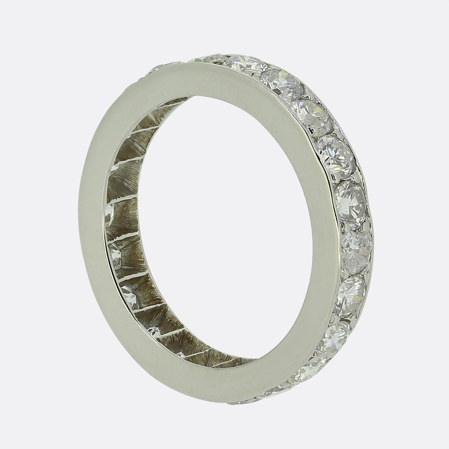 Ecco un anello in oro bianco 18ct con diamante full-eternity dallo stile classico. La fascia è sostanziosa ma raffinata, adatta sia all'uso quotidiano che alle occasioni speciali.

Condit: Usato (Molto Buono)
Peso: 4.1 grammi
Dimensioni: K