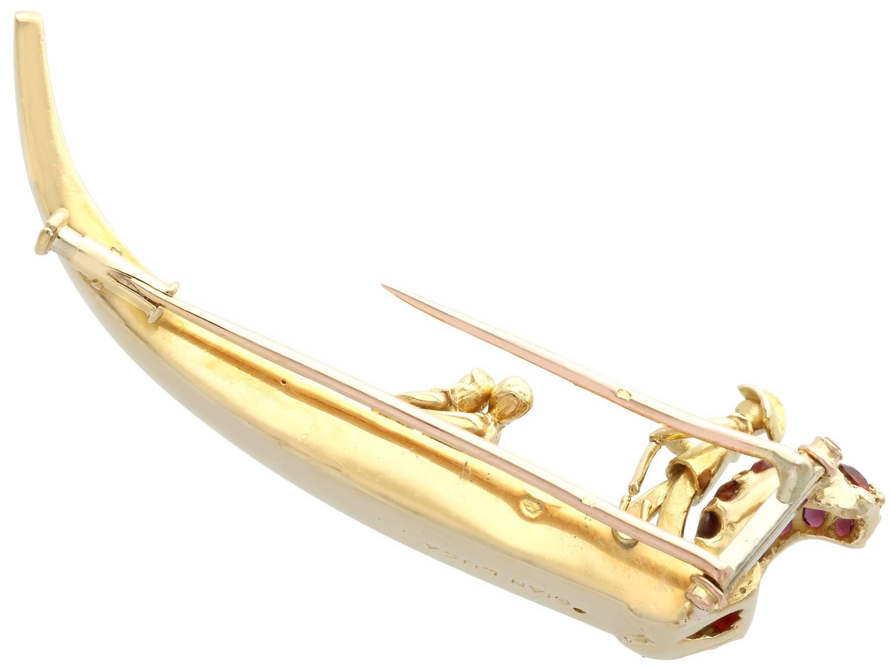 Vintage Diamond, Garnet and Ruby, Yellow Gold Gondola Brooch Circa 1950 In Excellent Condition For Sale In Jesmond, Newcastle Upon Tyne