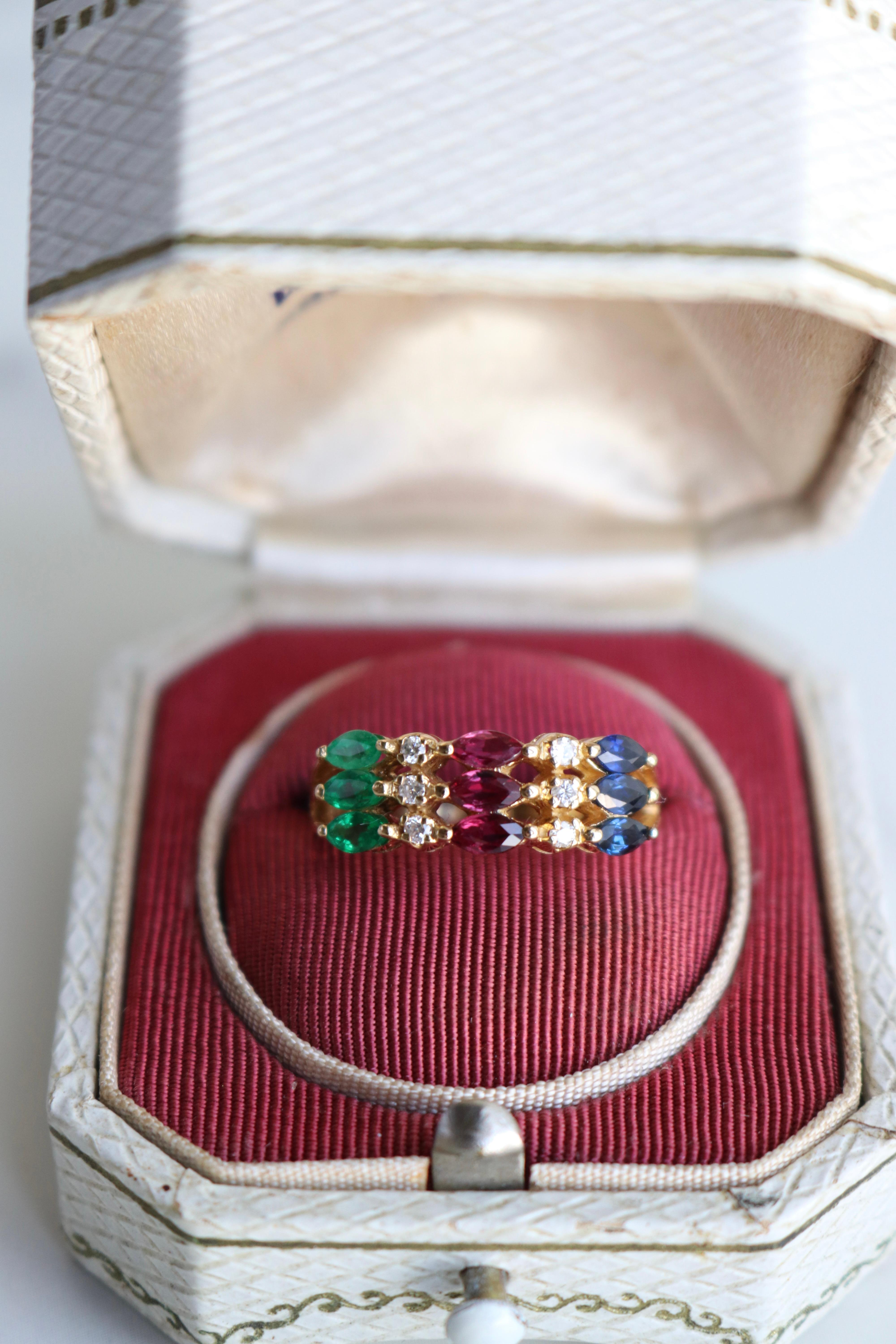 Women's or Men's Vintage Diamond Gemstone 18k Yellow Gold Ring For Sale