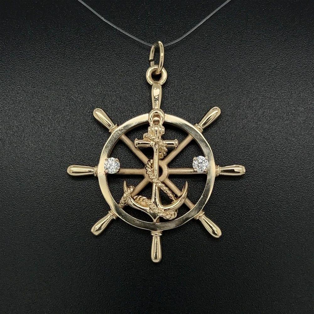 Moderne Pendentif breloque vintage à ancre en or et diamants sur casque en vente