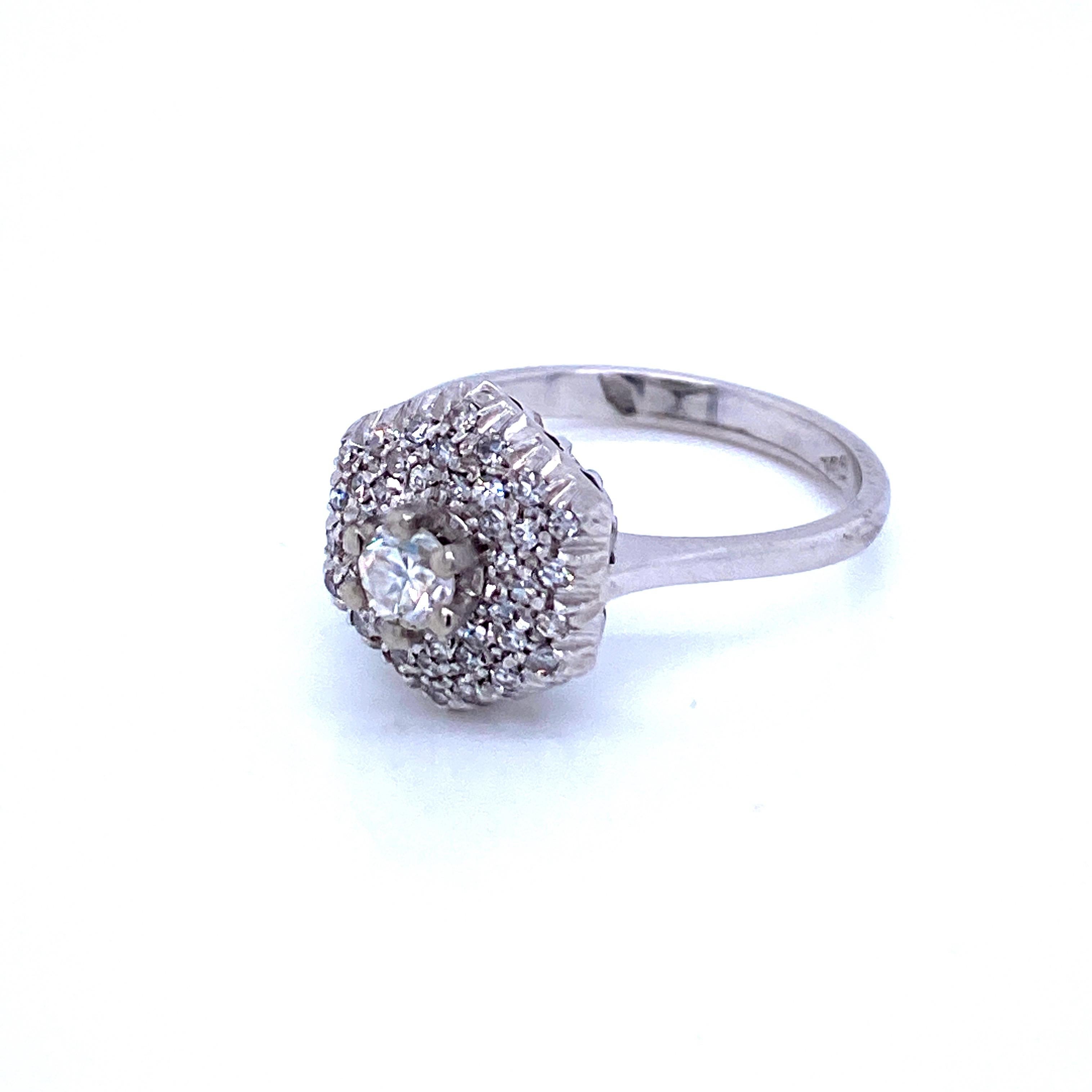 Vintage Diamond Gold Pave Cluster Ring In Excellent Condition In Napoli, Italy