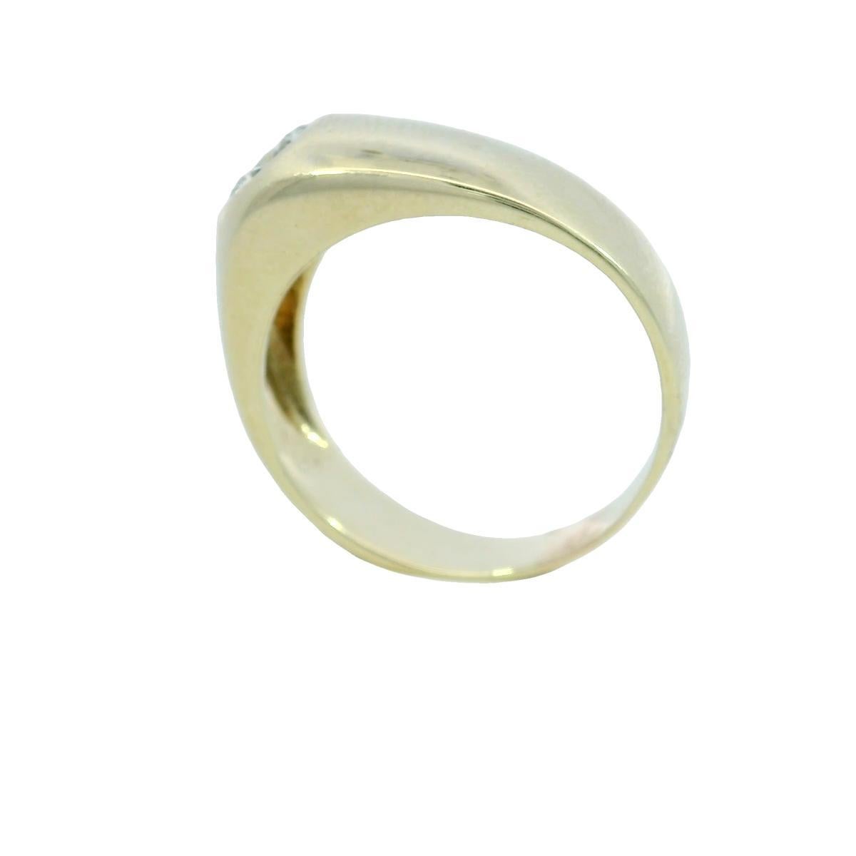 Bague tzigane vintage en or jaune 14K sertie d'un diamant avec chaton ~.63ct au centre 

Cette bague est ornée d'un diamant blanc rond de ~0,63 carat serti dans de l'or jaune 14k. Le ton brillant du diamant contraste magnifiquement avec la chaleur