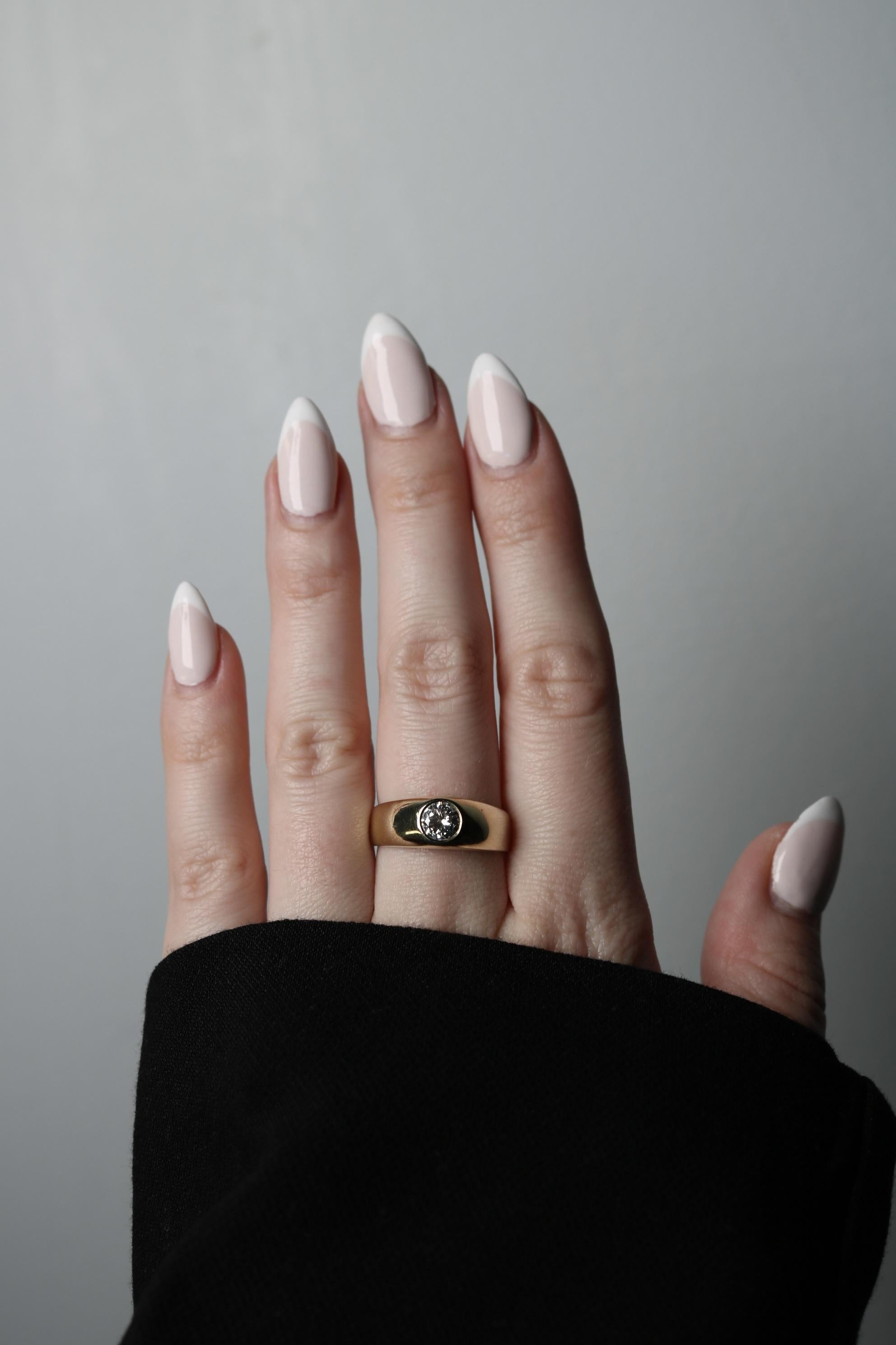 Moderne Bague tzigane vintage en or jaune 14K sertie d'un diamant avec chaton ~.63ct au centre en vente