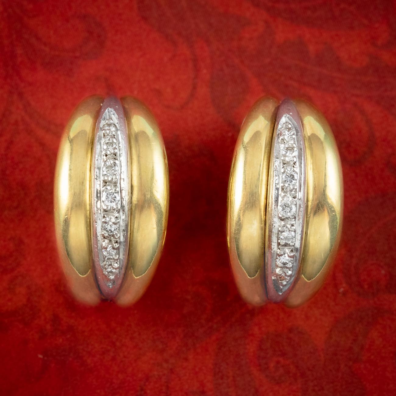 Une paire chic de demi-boucles d'oreilles bicolores de la fin du 20e siècle composée de deux bandes d'or jaune et d'une bande d'or blanc au centre, bordée de diamants brillants scintillants le long du sommet (environ 0,40ct au total).

Le diamant